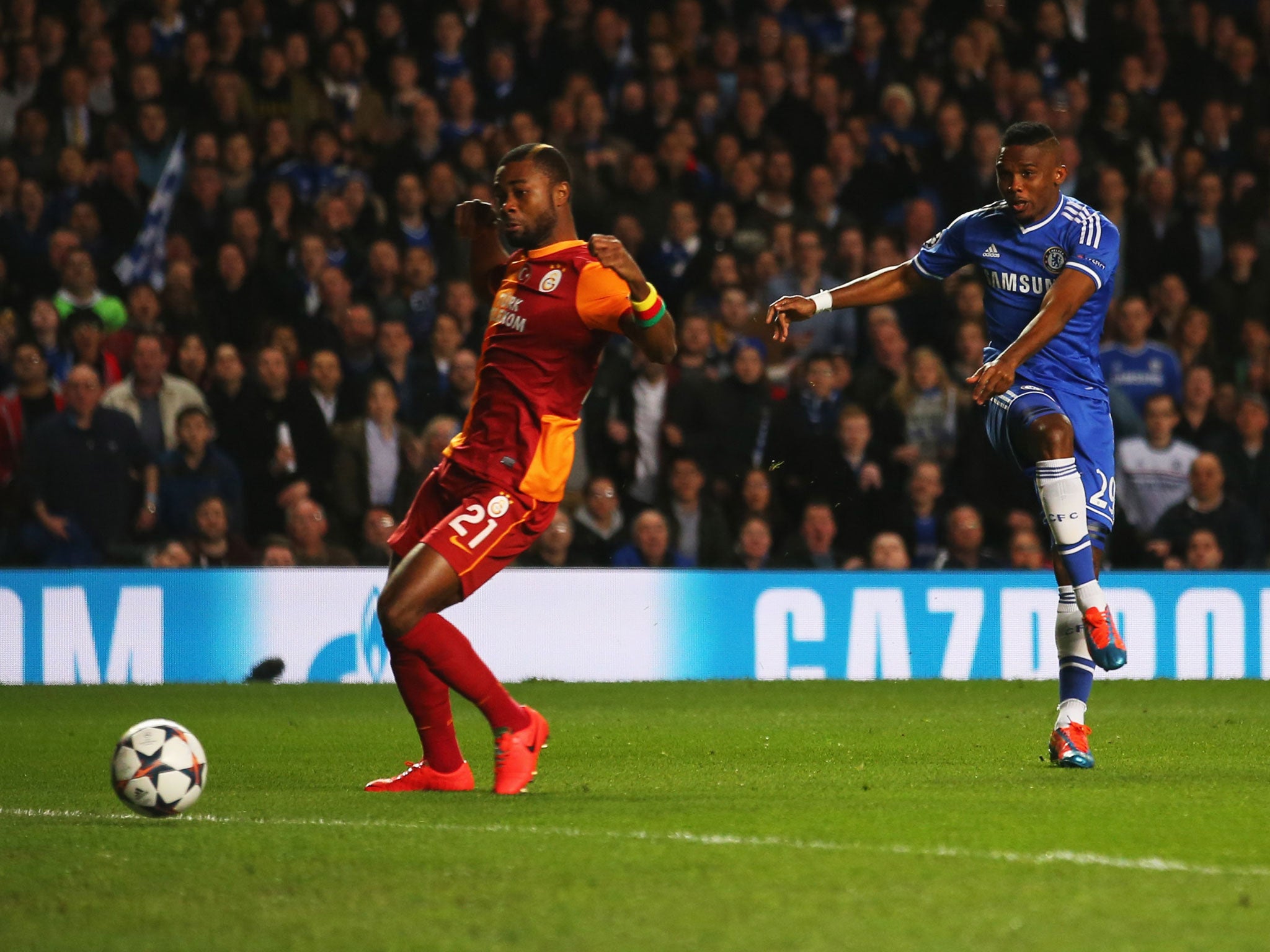 Samuel Eto'o makes it 1-0 to Chelsea