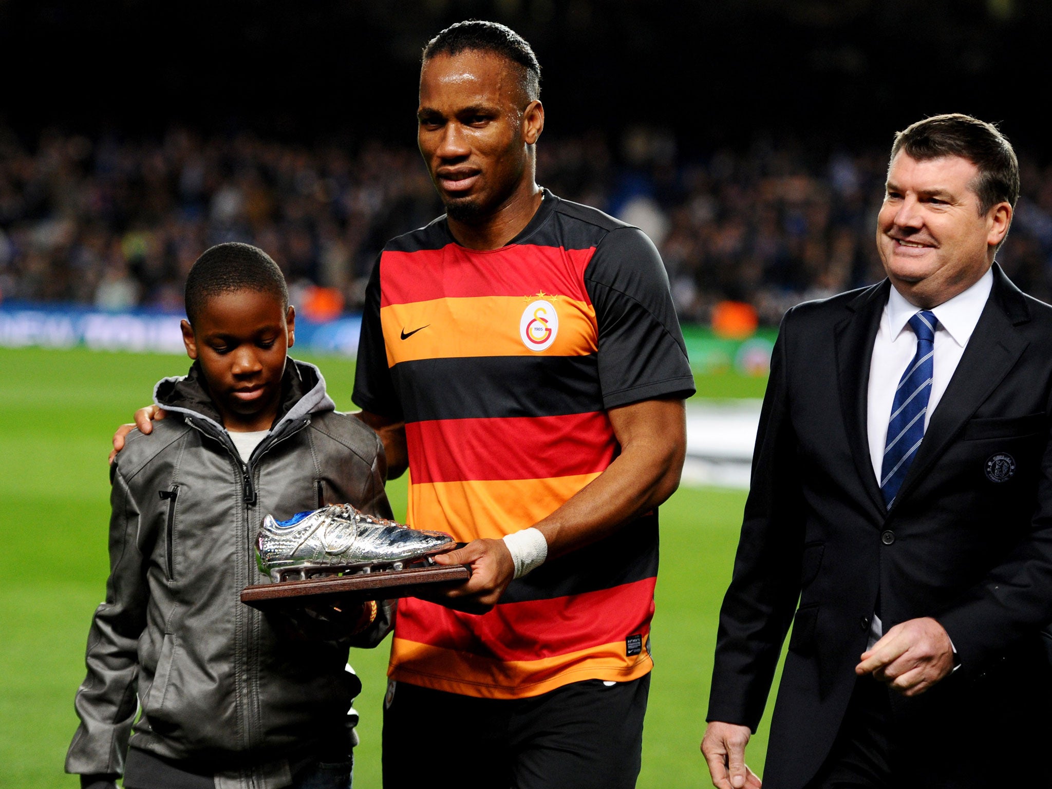 Former Chelsea player Didier Drogba of Galatasaray and son Isaac on the pitch with the club's chief-executive Ron Gourlay (GETTY)