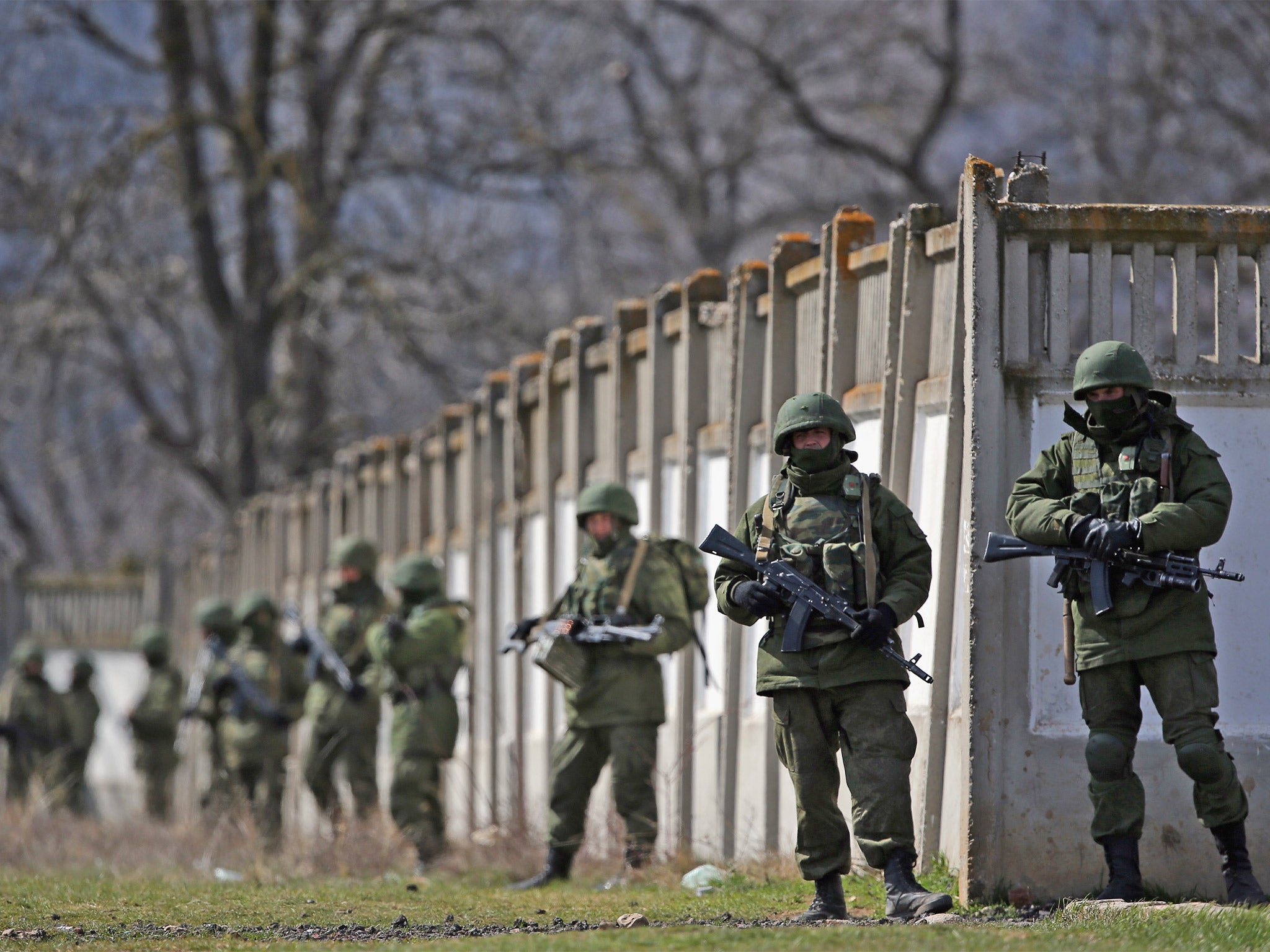 Pro-Russian troops surround a military base in Perevalnoe