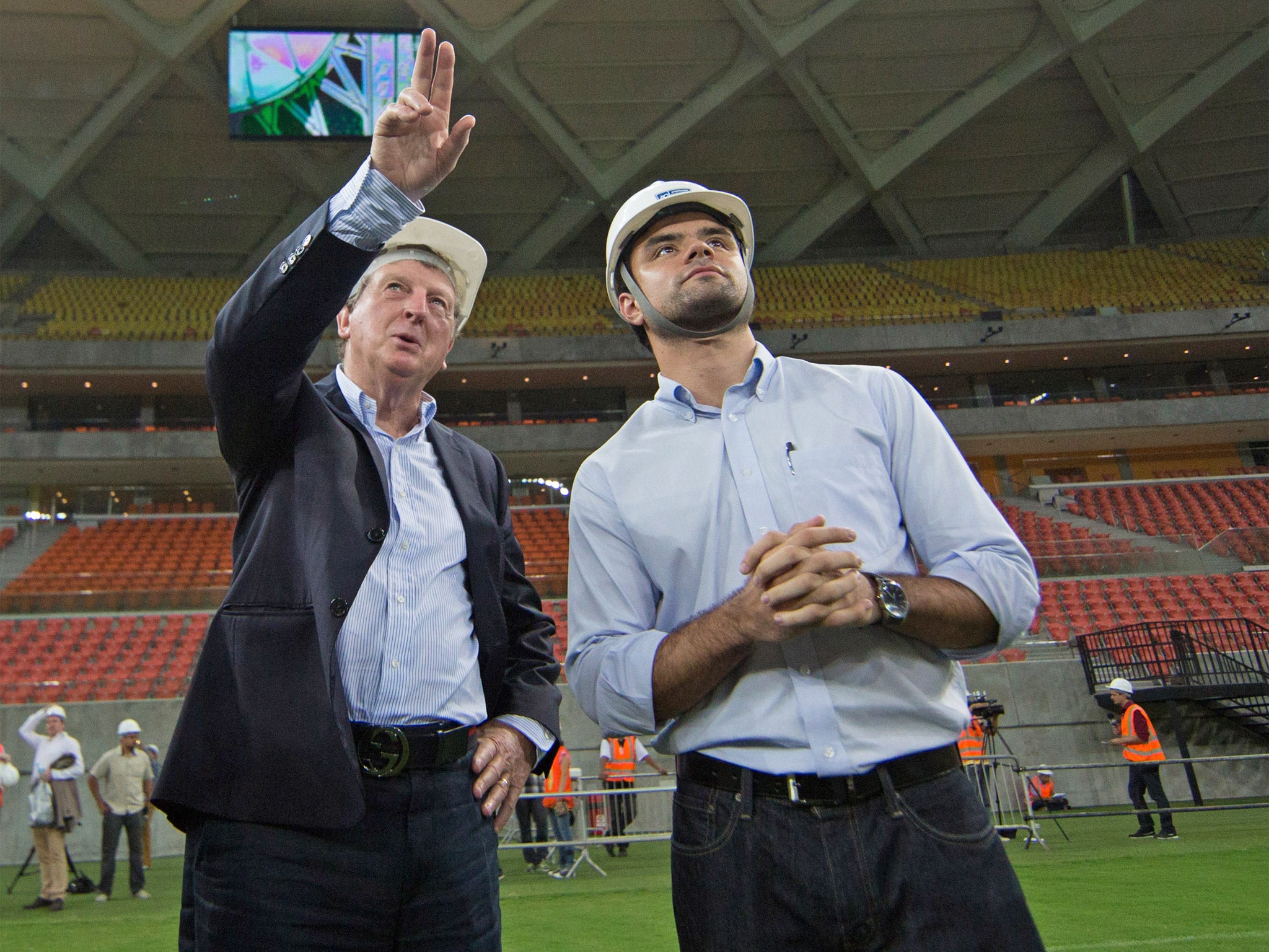 Roy Hodgson chats to an engineer during a previous visit to the Arena Amazonia