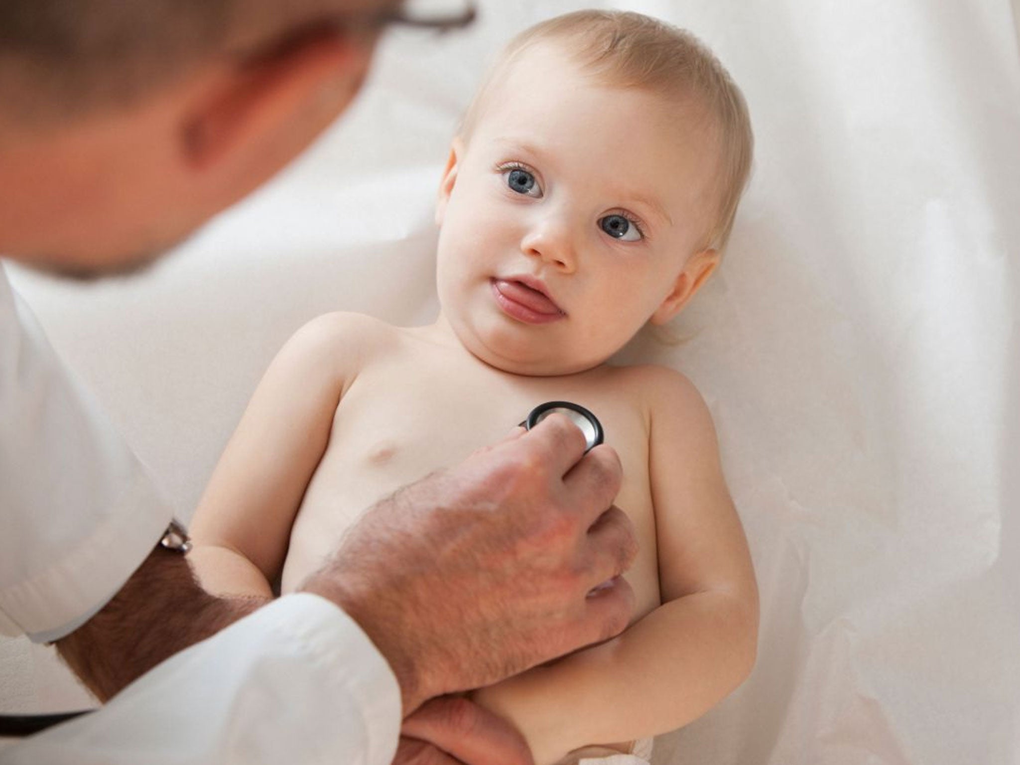CBRHWE Doctor listening to baby girl’s chest with stethoscope alamy