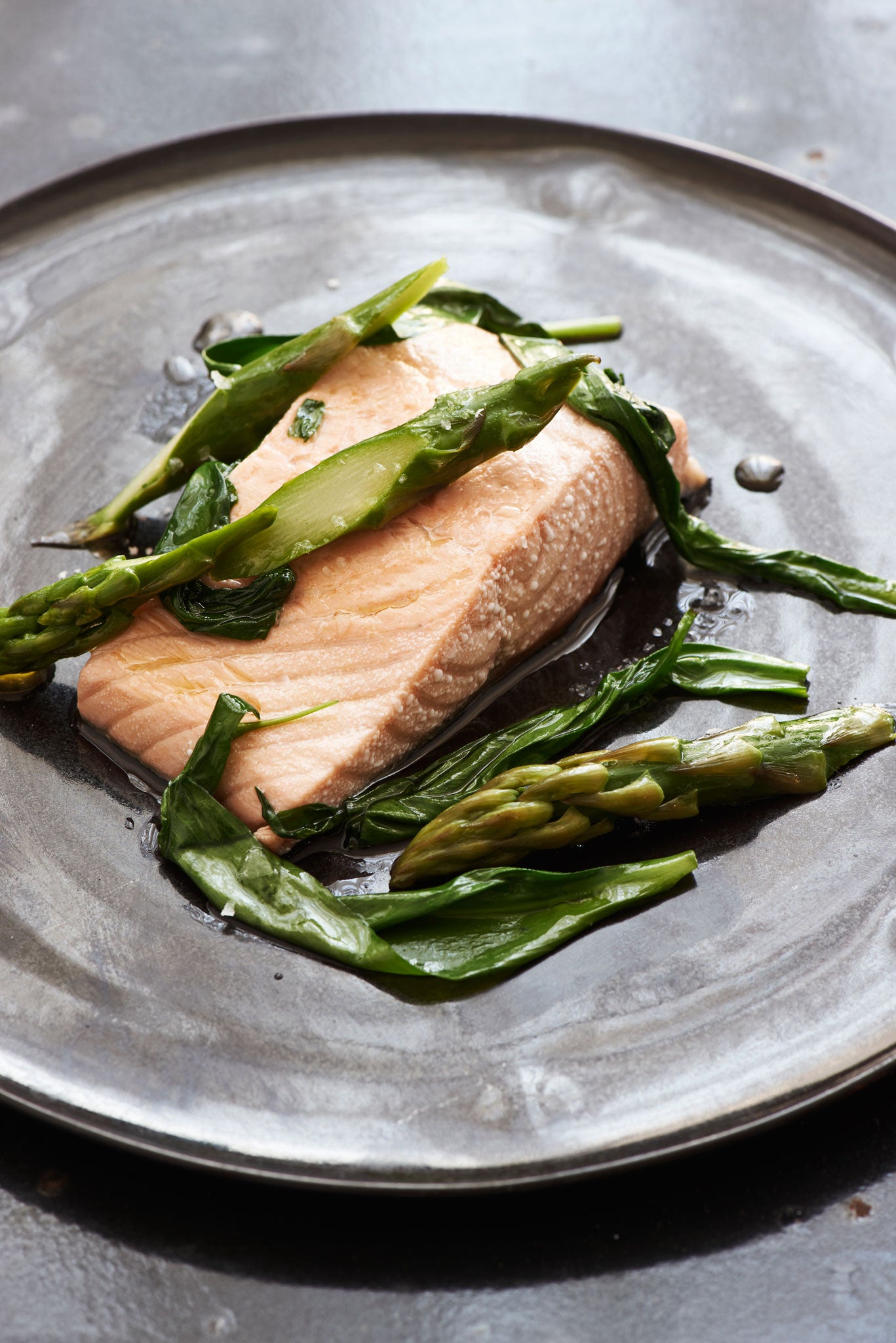 Salmon with asparagus and wild garlic