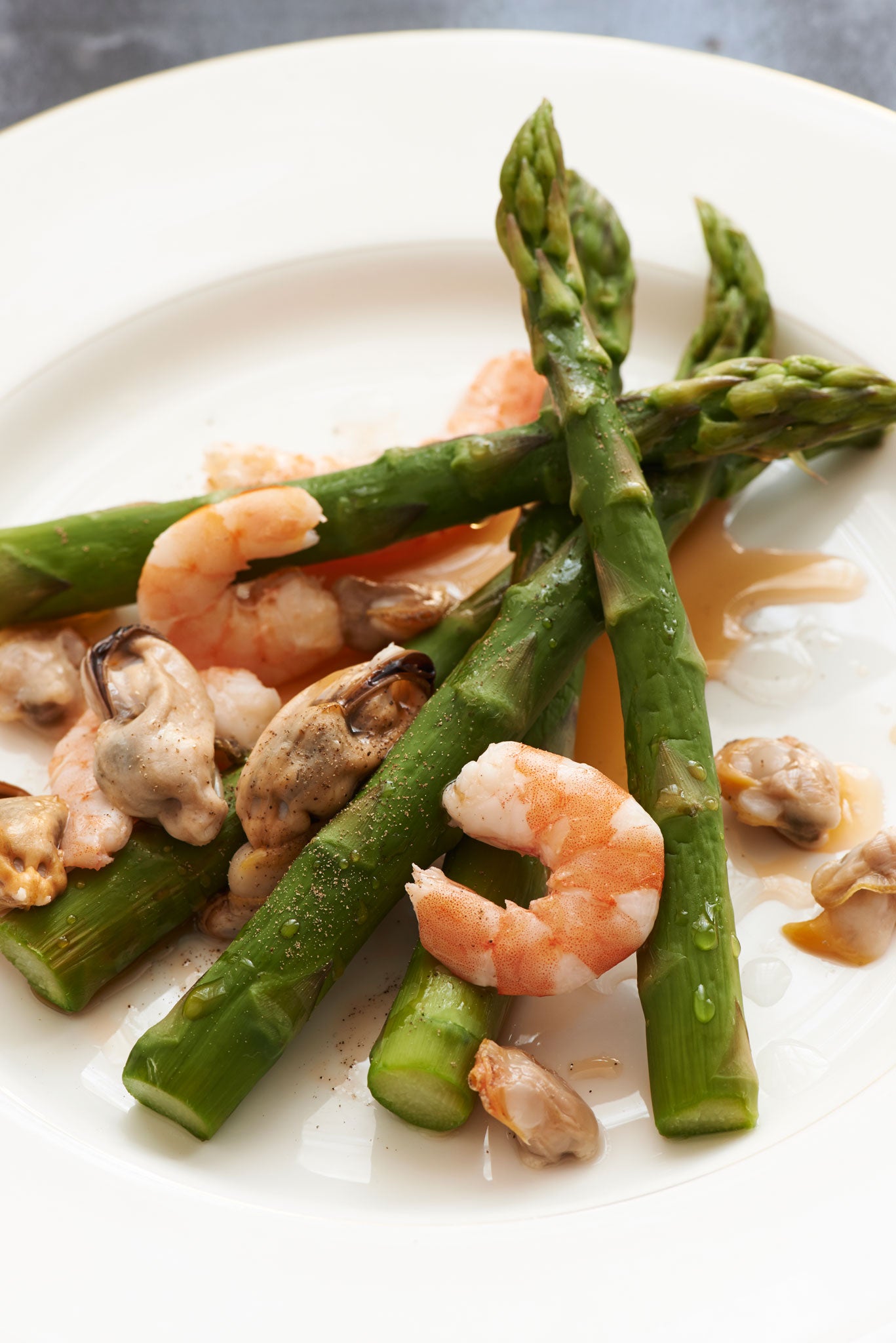 Keep it simple: Asparagus with shellfish