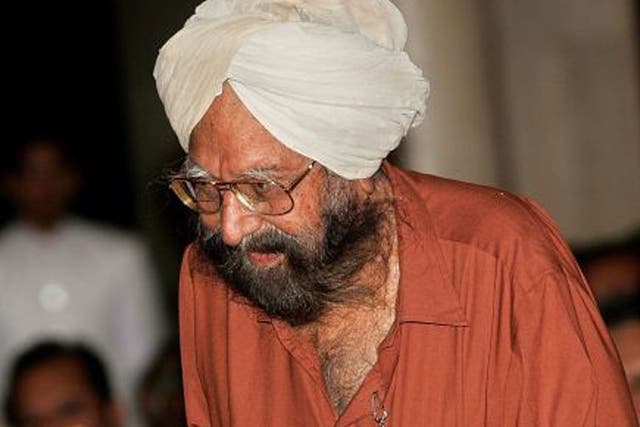 Khushwant Singh receives the Padma Vibhushan, one of India’s highest civilian awards, in 2007