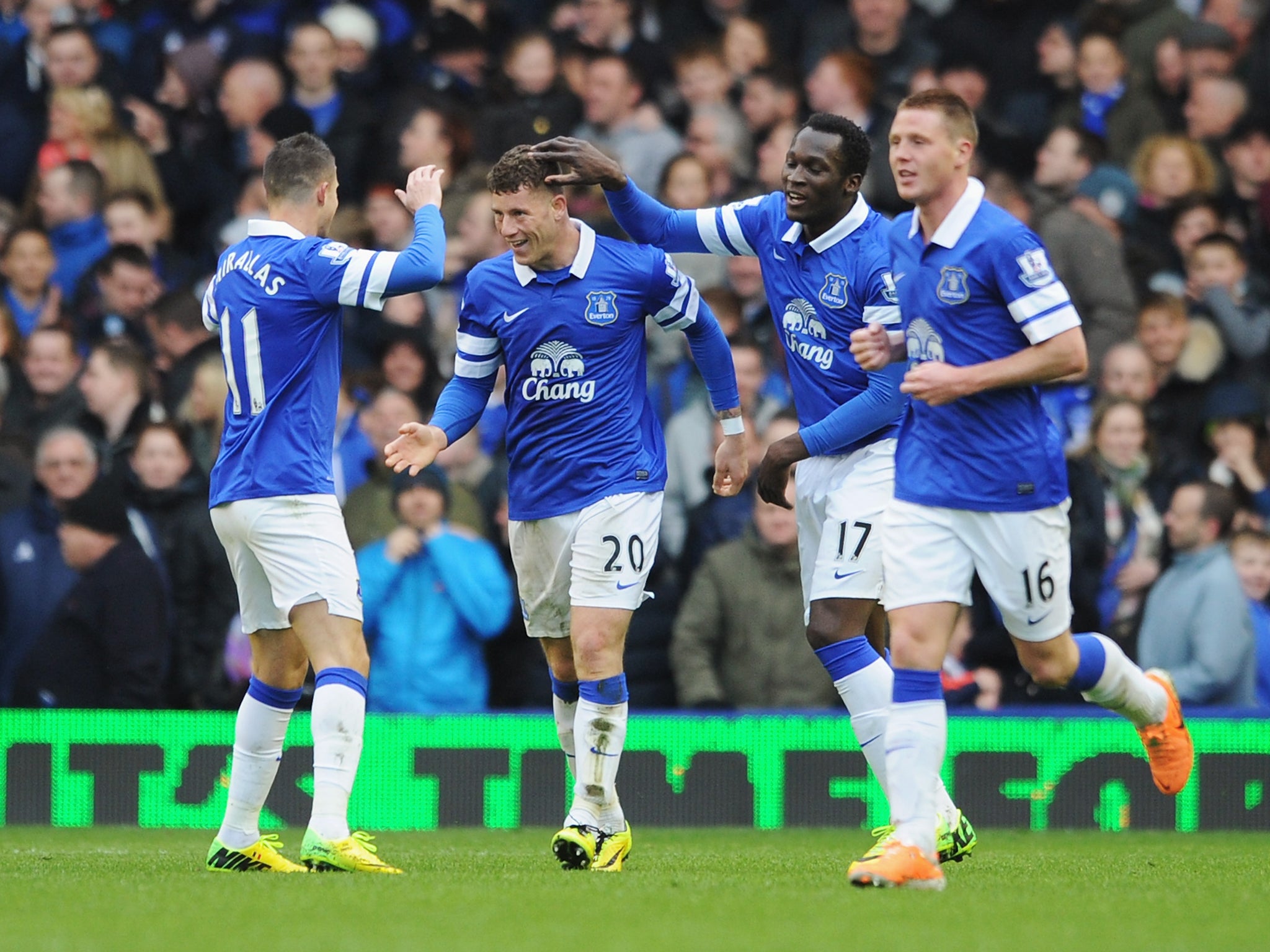 Ross Barkley celebrates with his Everton team-mates after scoring the winning goal against Swansea
