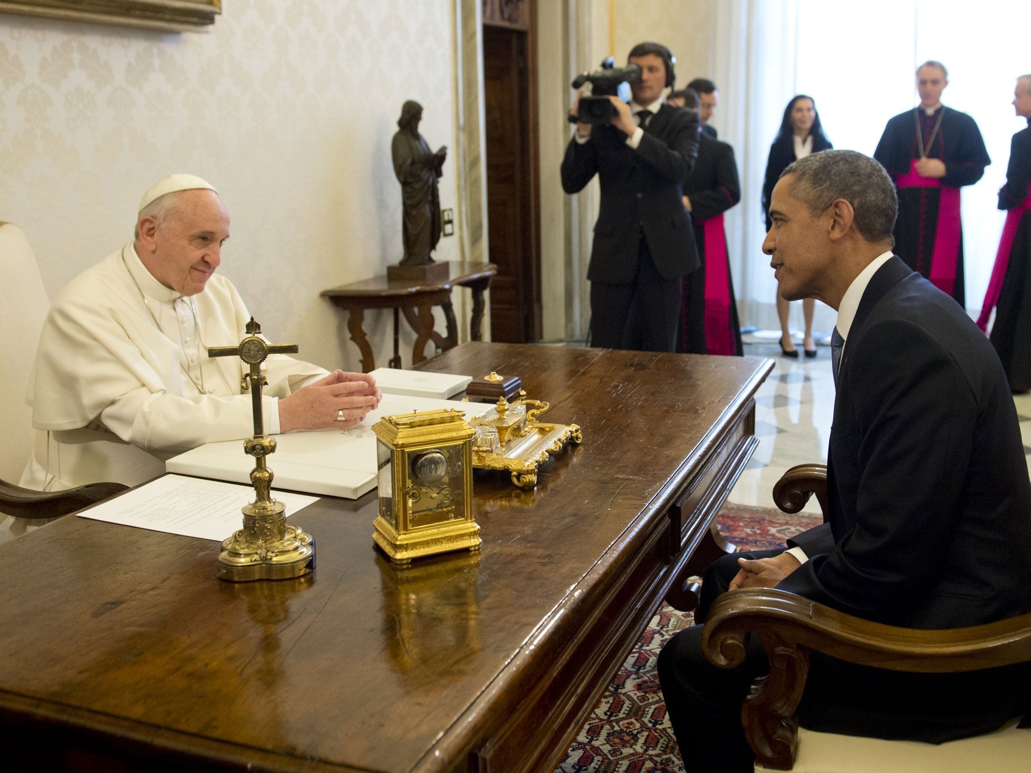 Pope Francis (L) meets with US President Barack Obama on March 27, 2014 at the Vatican.