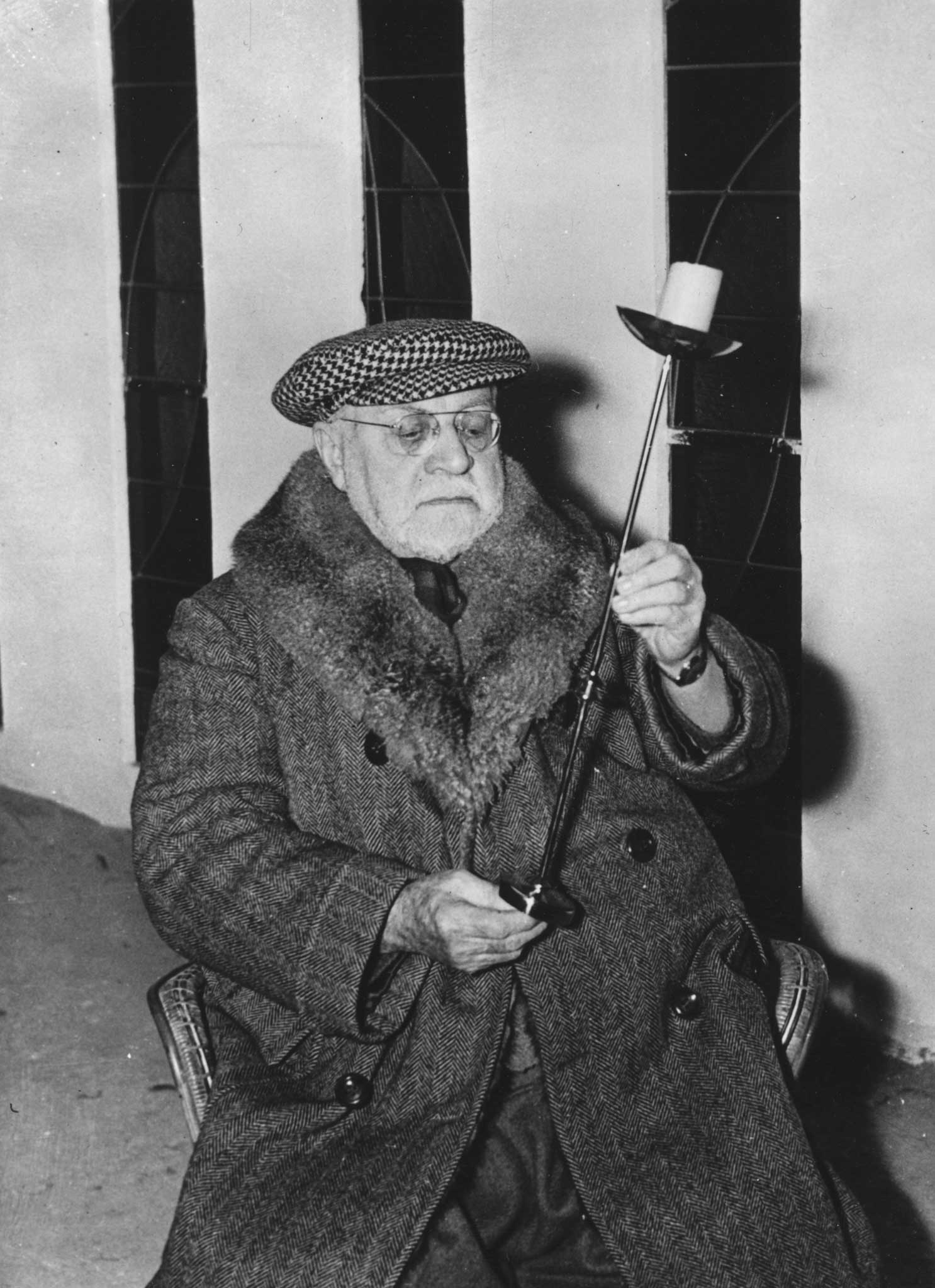 Matisse examines a candlestick at the Vence Chapel