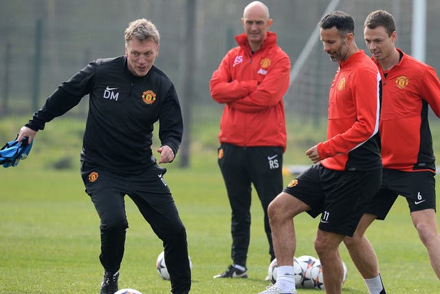 Manchester United manager David Moyes trains alongside Ryan Giggs