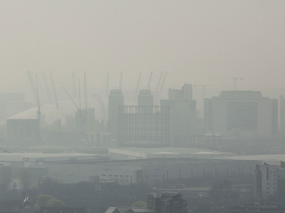 This pollution is gathered in clouds. Смог в Лондоне 1952. Фотохимический смог Лондон. Загрязнение воздуха Лондон. Великий смог в Лондоне.