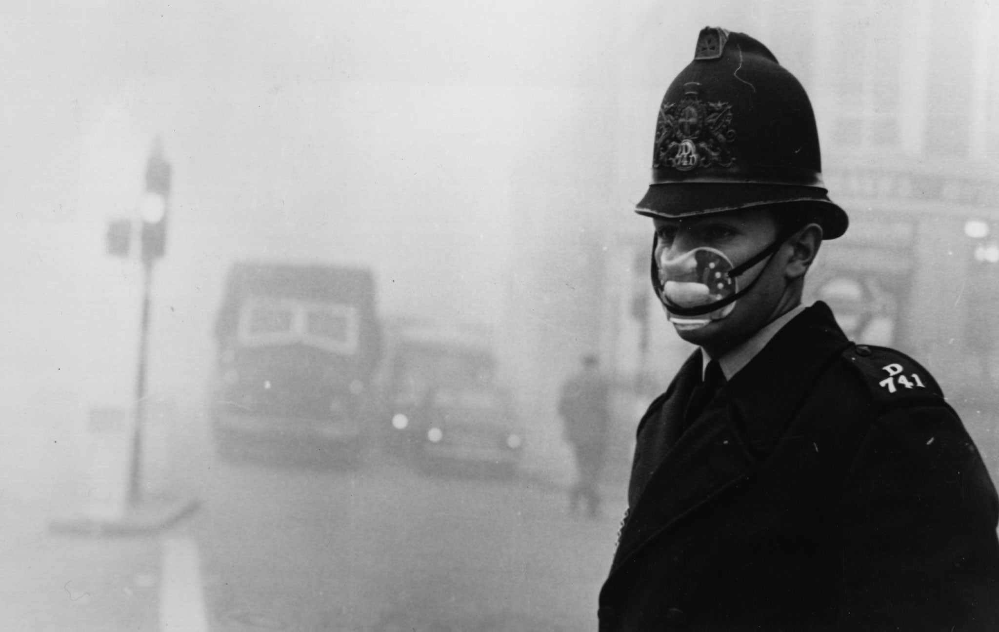 A London policeman wearing a mask for protection against the thick fog which hit most of the country and turned to smog in the city