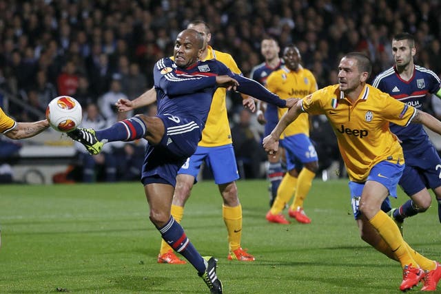 Olympique Lyon's Jimmy Briand challenges Pablo Osvaldo (L) of Juventus 