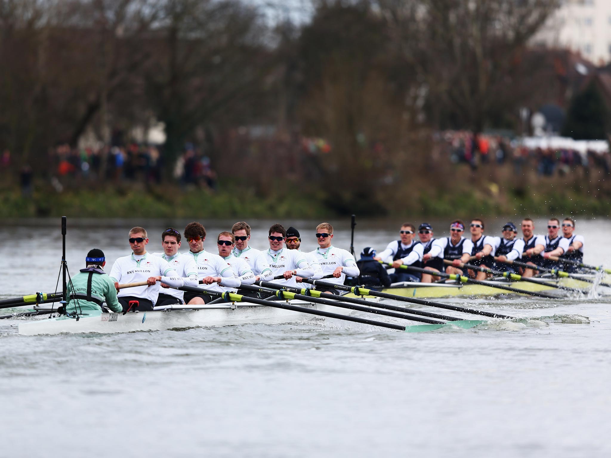 Oxford lead Cambridge in the 2013 Boat Race