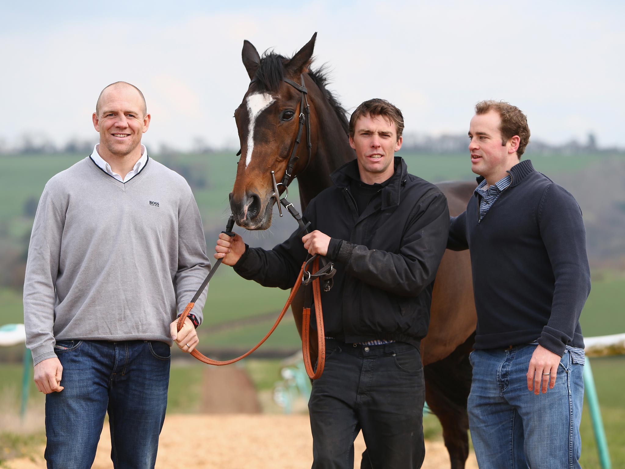 Gloucester and former England centre Mike Tindall alongside race horse Monbeg Dude, trainer Michael Scudamore and James Simpson-Daniel