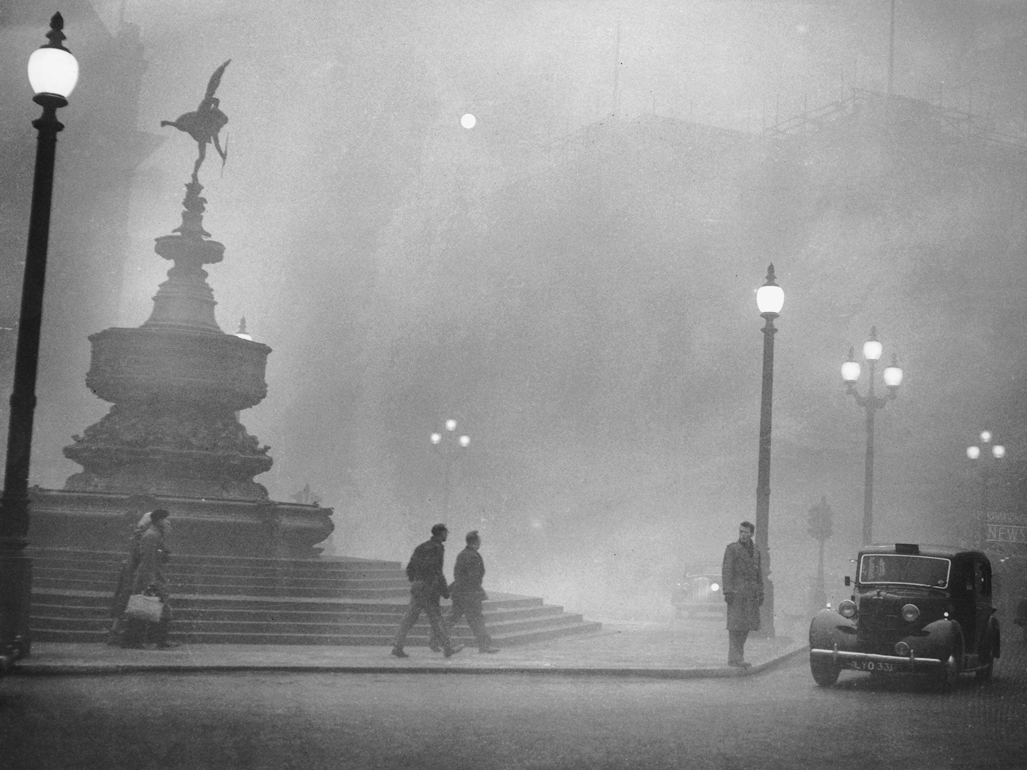 Heavy smog in Piccadilly Circus, London, 1952