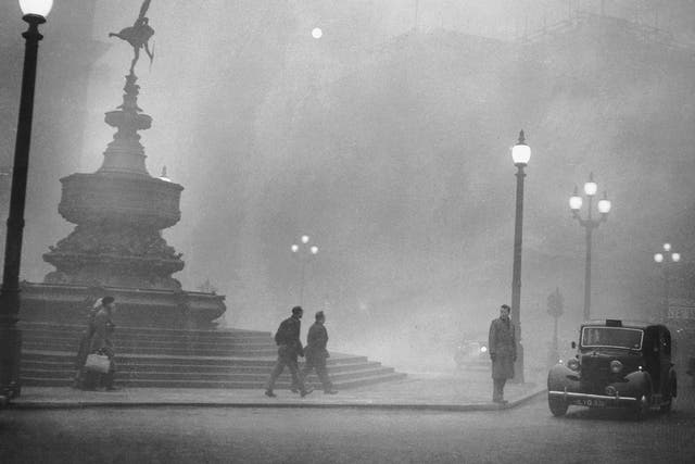 Heavy smog in Piccadilly Circus, London, 1952 