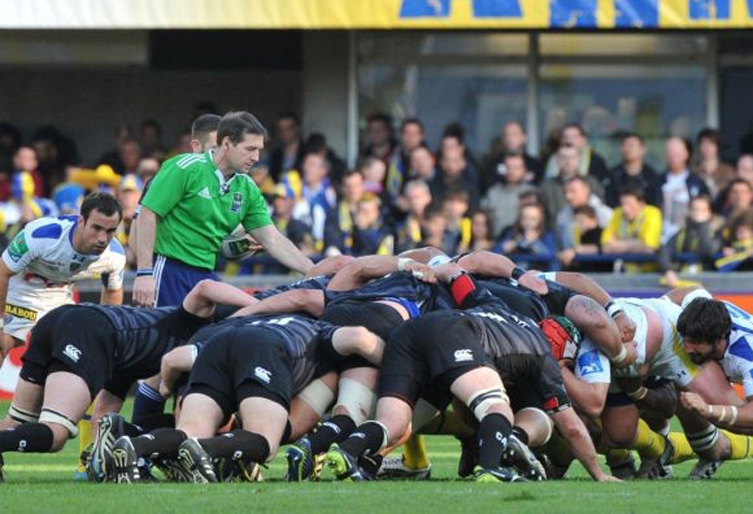 Clermont and Leicester's players get into a ruck during the European Cup rugby union match ASM Clermont-Auvergne vs Leicester Tigers at the Marcel Michelin stadium