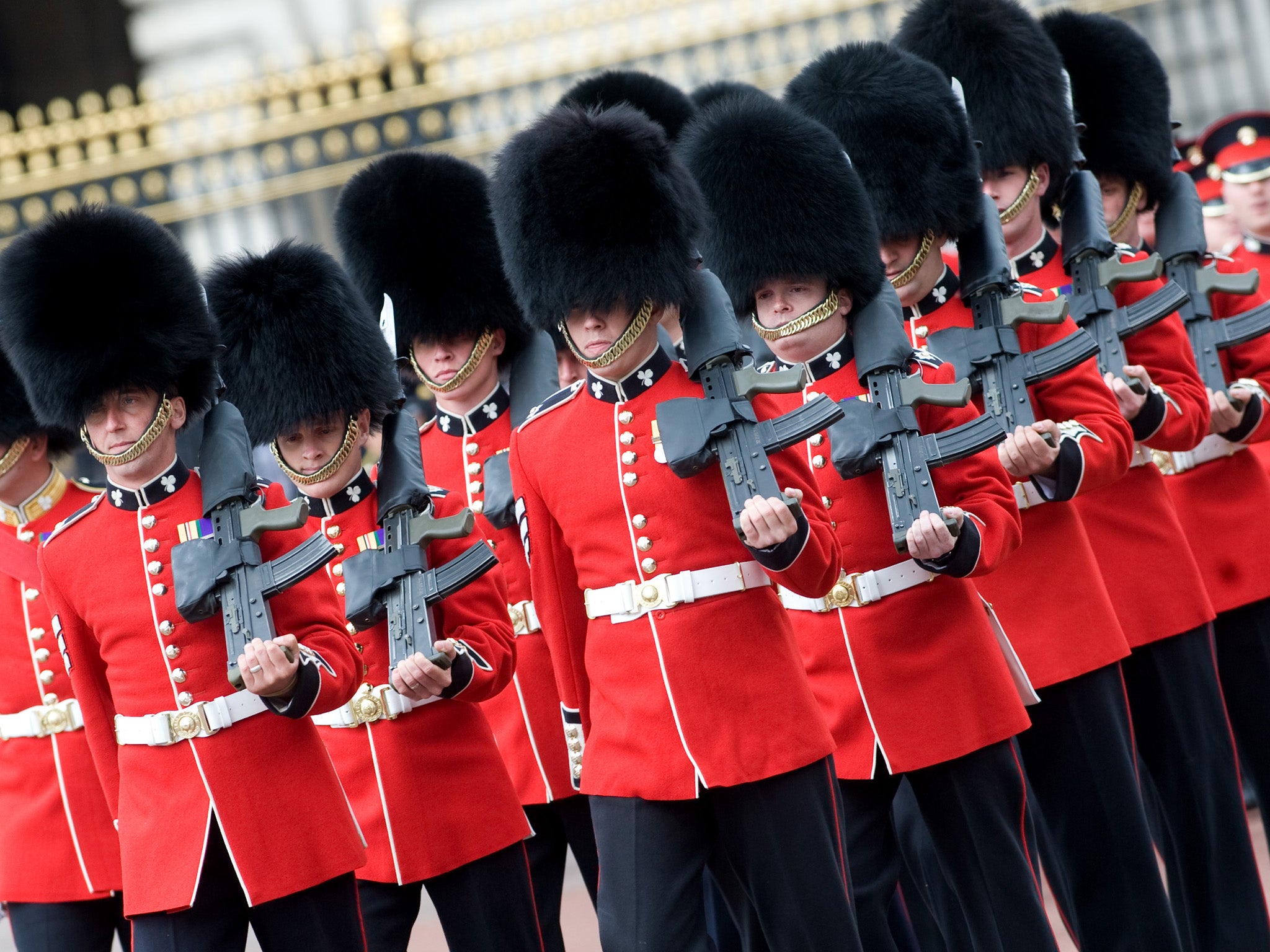 Queen's guard outside Buckingham Palace carrying rifles the same as which the guardsman pointed at the man during the incident