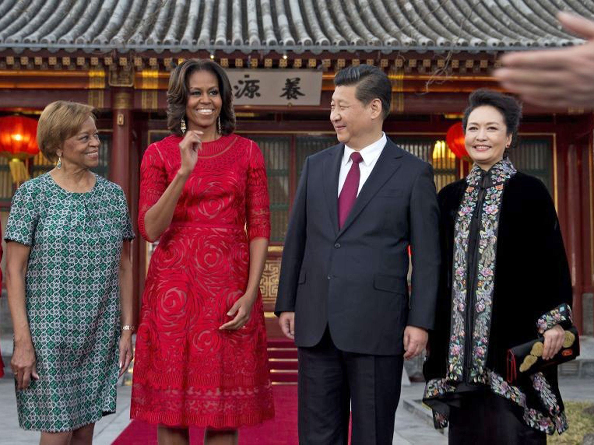 US first lady Michelle Obama (2nd L) and her mother Marian Robinson (L) share a light moment with Chinese President Xi Jinping (2nd R) and his wife Peng Liyuan
