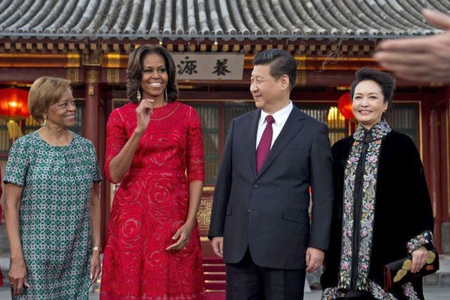 US first lady Michelle Obama (2nd L) and her mother Marian Robinson (L) share a light moment with Chinese President Xi Jinping (2nd R) and his wife Peng Liyuan 