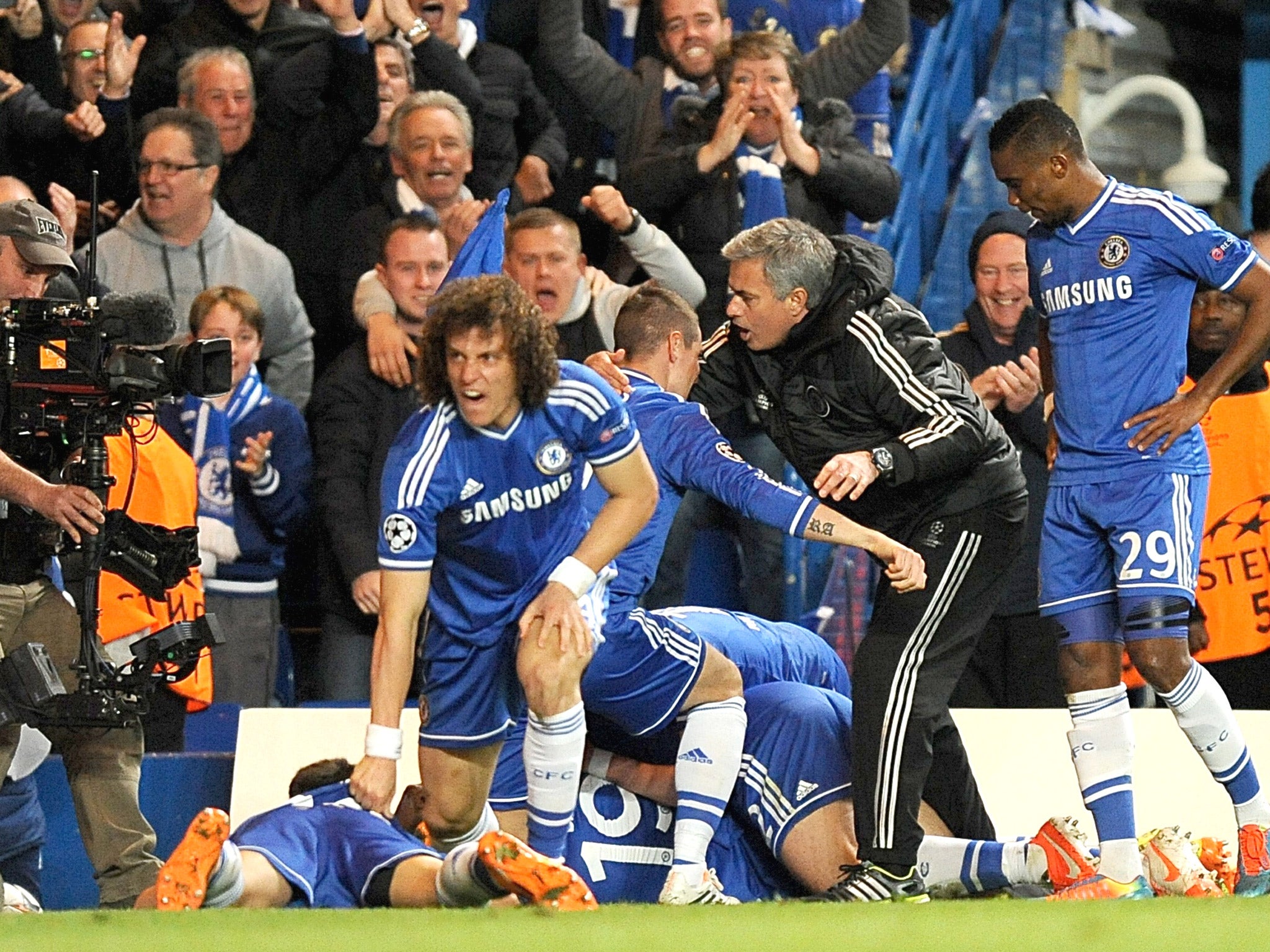 Jose Mourinho joins in the bundle with his players celebrating Chelsea’s late goal