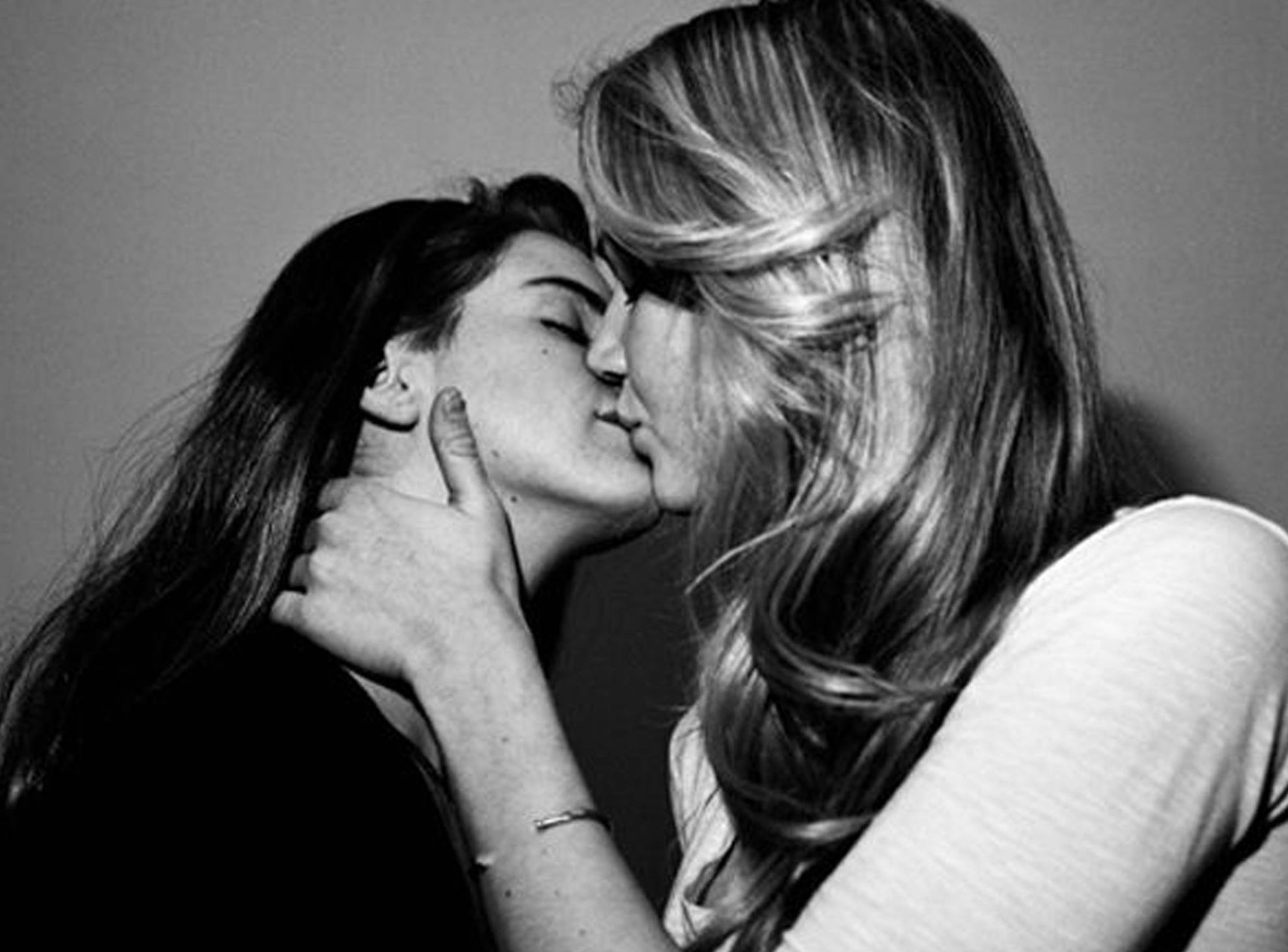 Lana Del Rey and Jennifer Lawrence kissing The real story behind the viral photograph The Independent The Independent