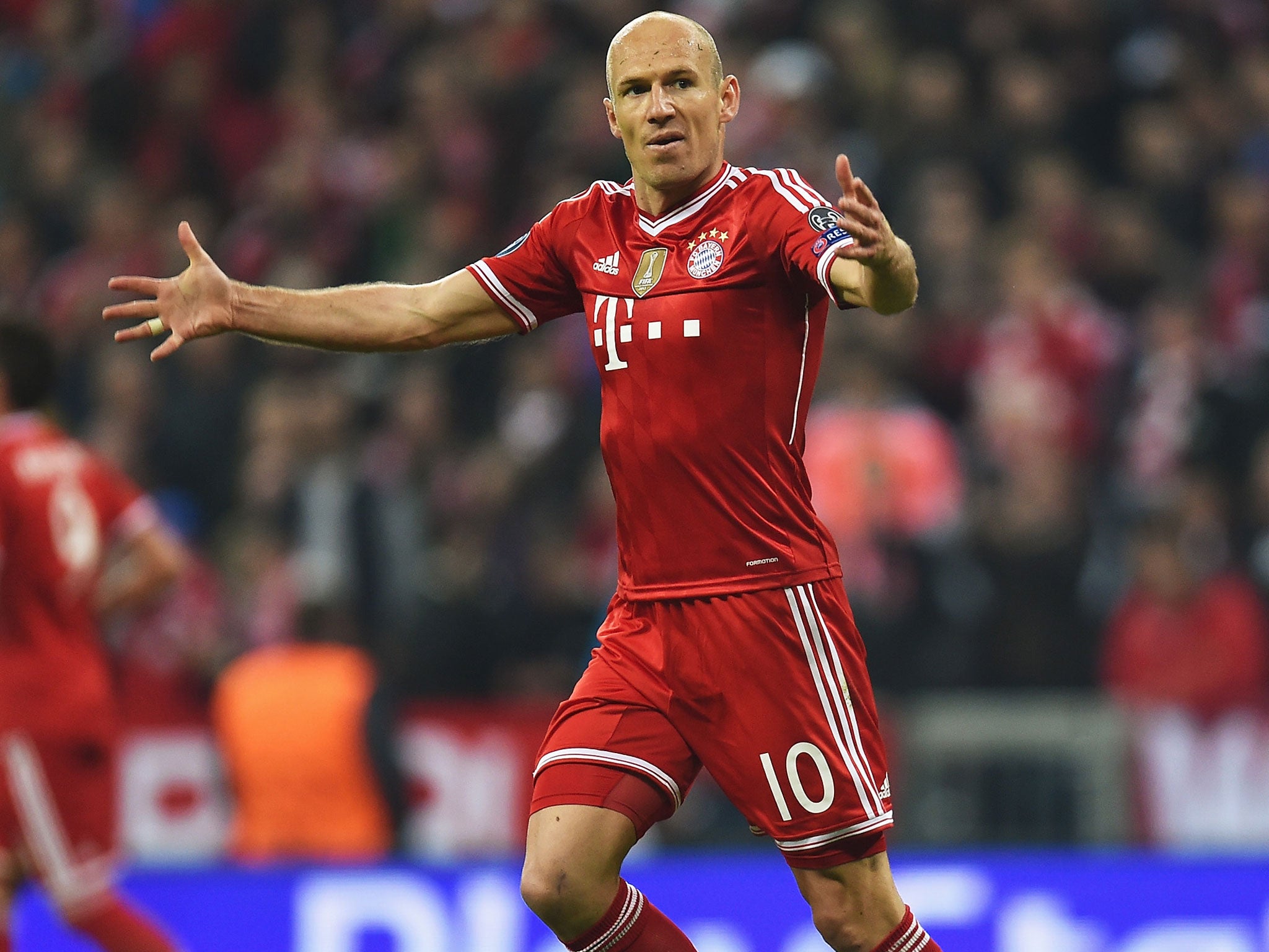Arjen Robben celebrates Bayern's third goal