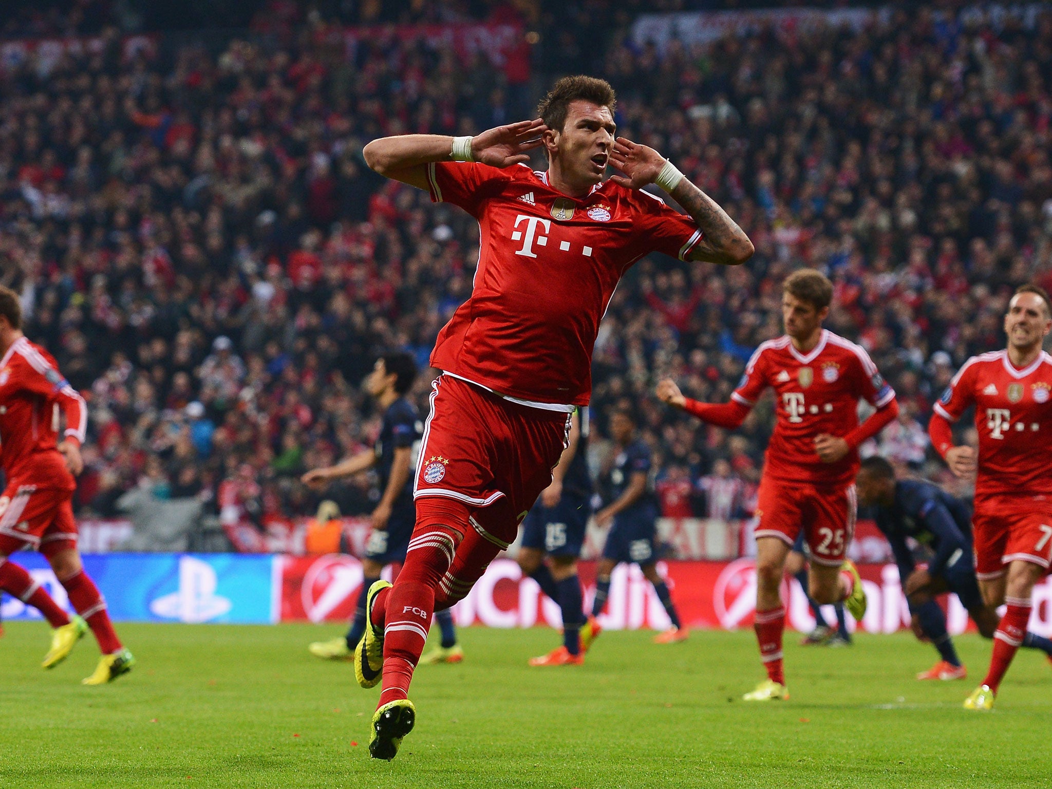 Mario Mandzukic celebrates after bringing Bayern Munich level