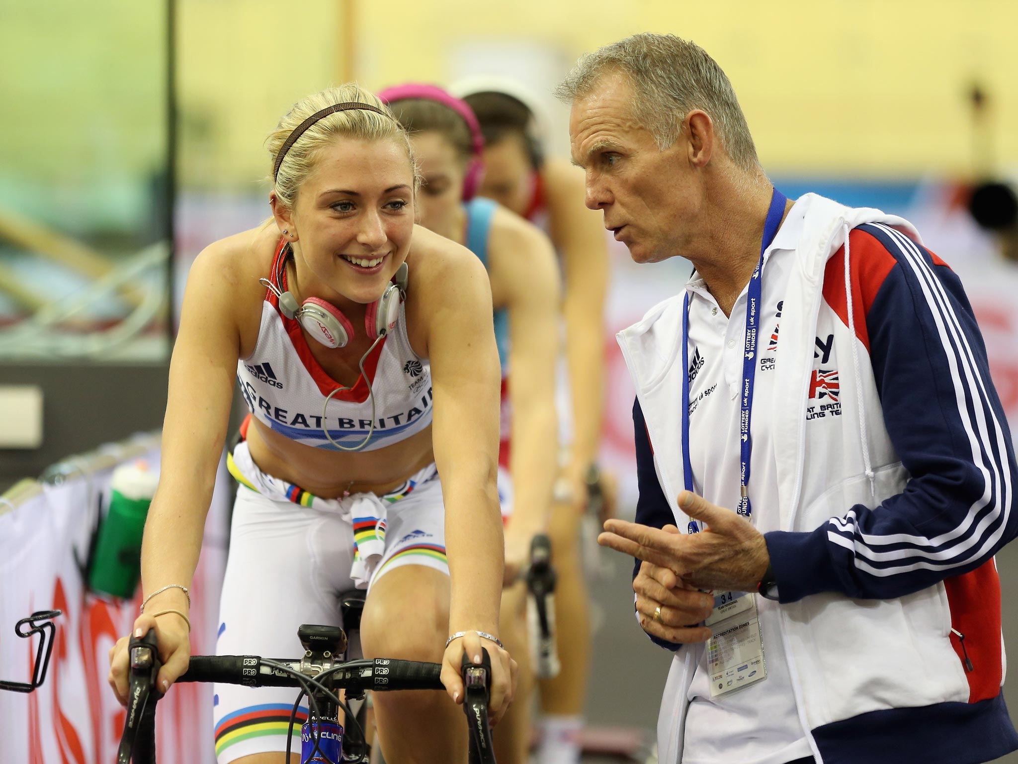 Sutton gives Laura Trott some words of advice (Getty)