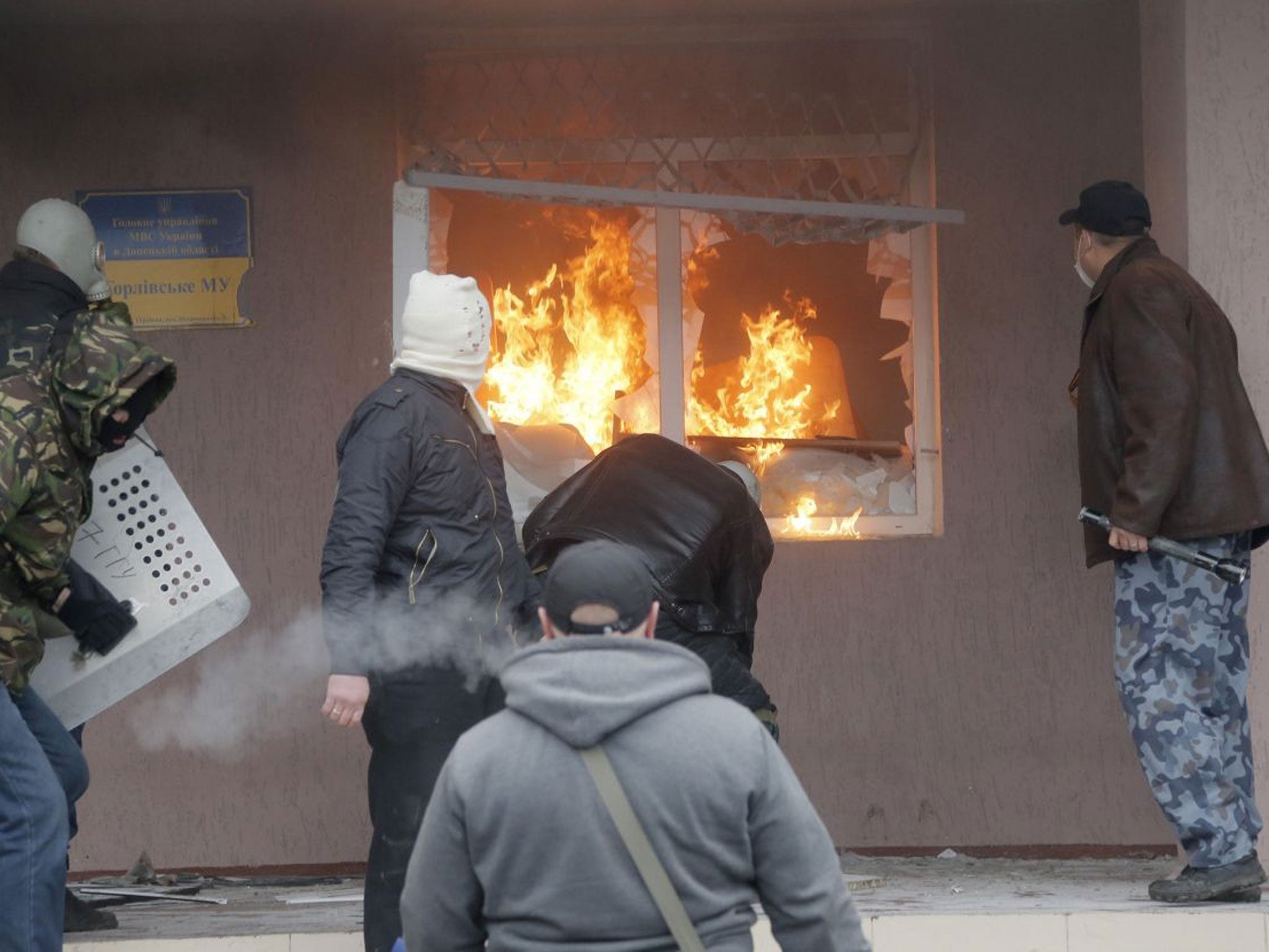 Pro-Russian men attack a police station in the eastern Ukrainian town of Horlivka