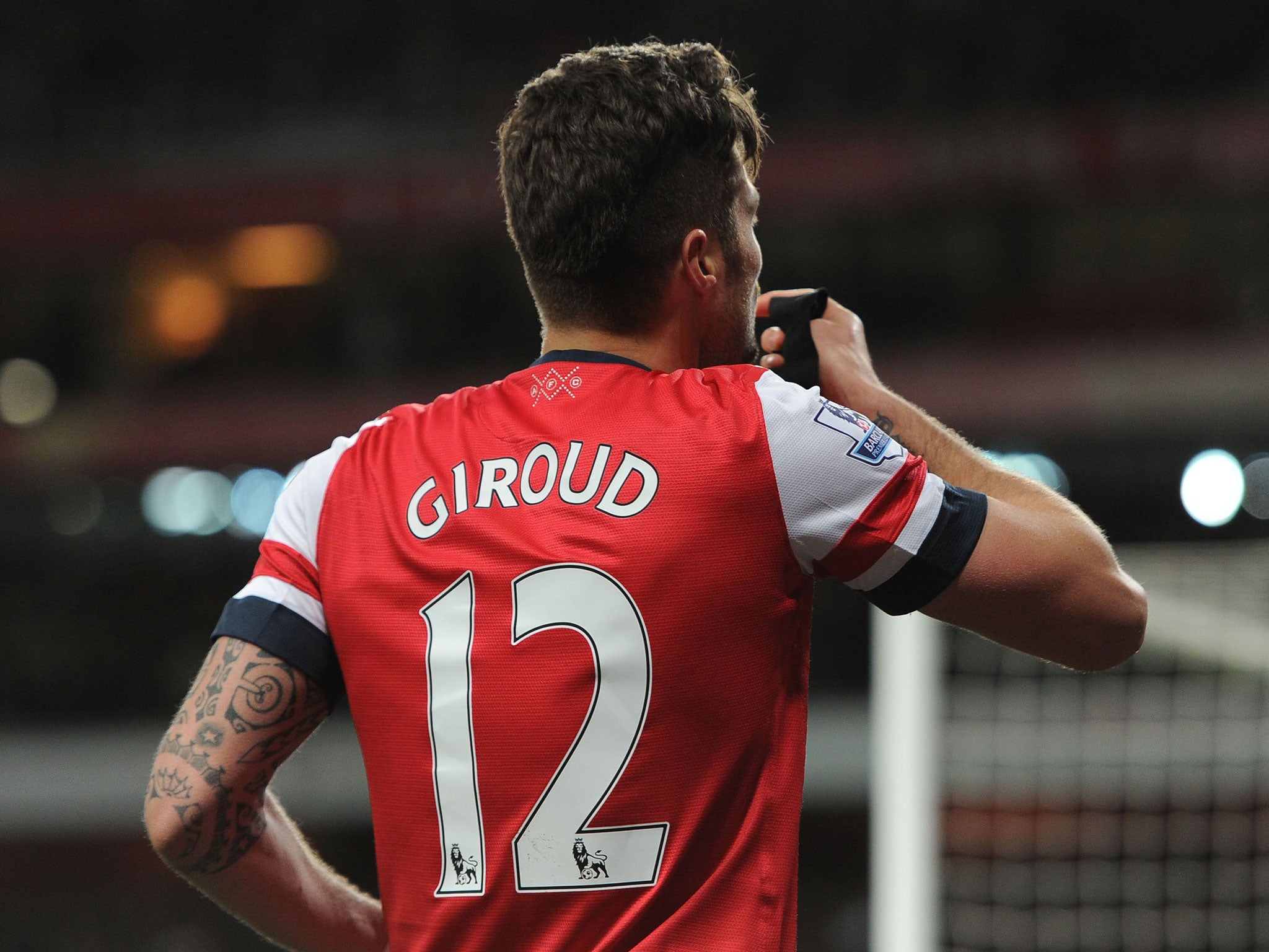 Olivier Giroud kisses the arm band after scoring