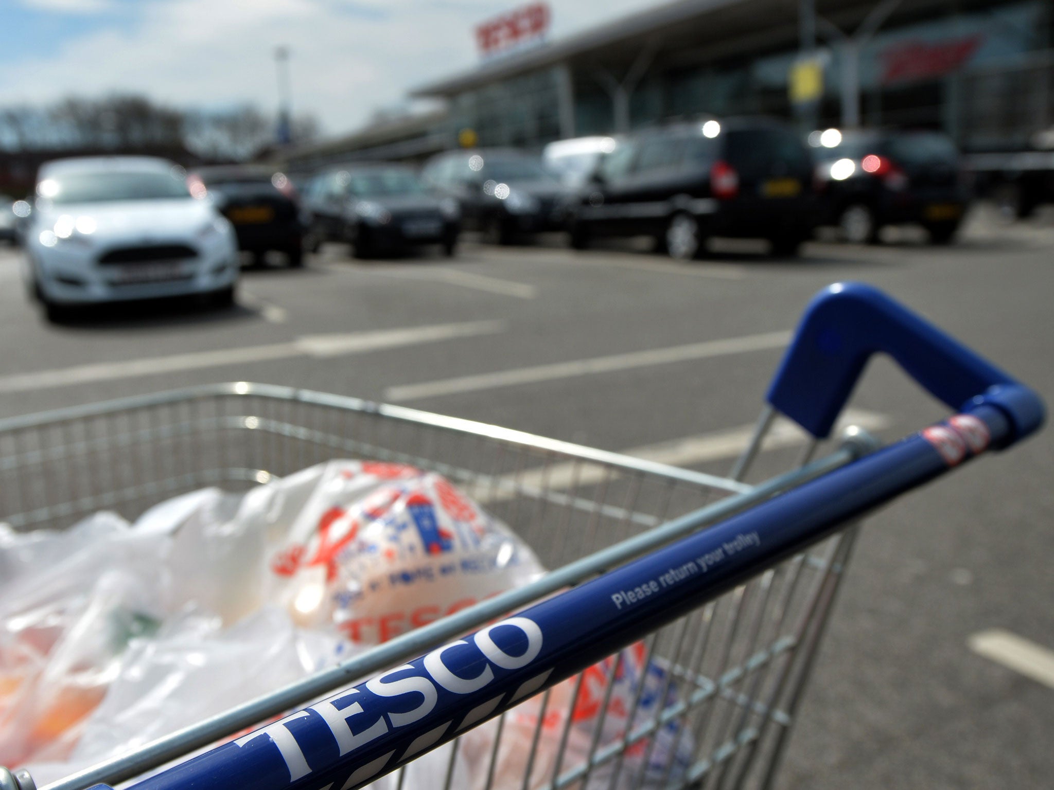 A picture shows a trolly of shopping a Tesco store in Liverpool, north west England on April 16, 2014. Supermarket giant Tesco announced a second drop in annual profits in a row on April 16, leaving Britain's biggest retailer hoping that recent expansion