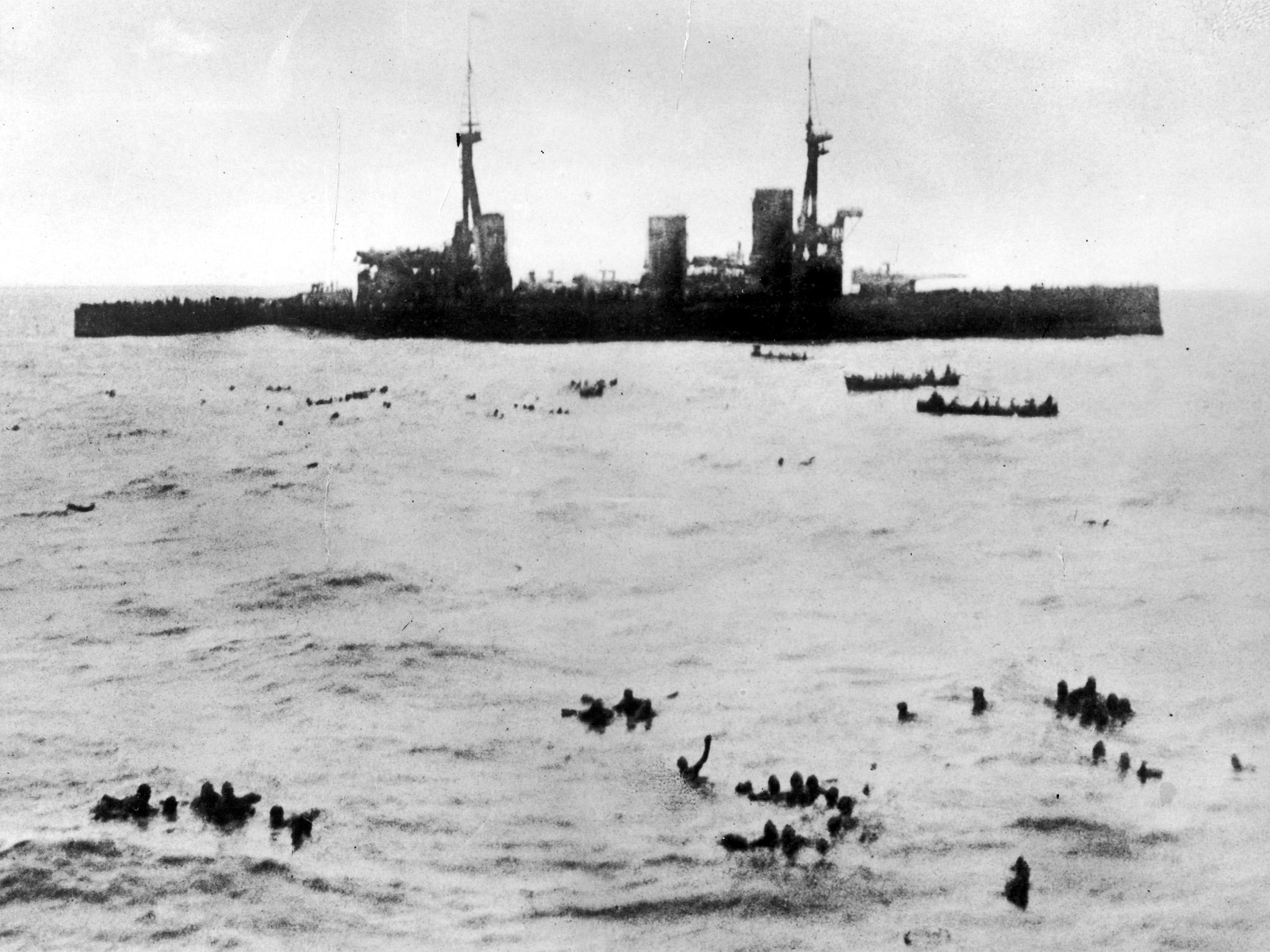 Survivors from SMS ‘Gneisenau’ in the sea off the Falkland Islands, with HMS ‘Inflexible’ in the background, 8 December 1914