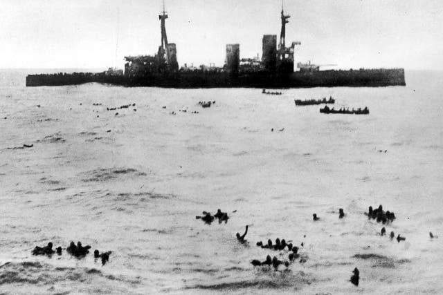 Survivors from SMS ‘Gneisenau’ in the sea off the Falkland Islands, with HMS ‘Inflexible’ in the background, 8 December 1914