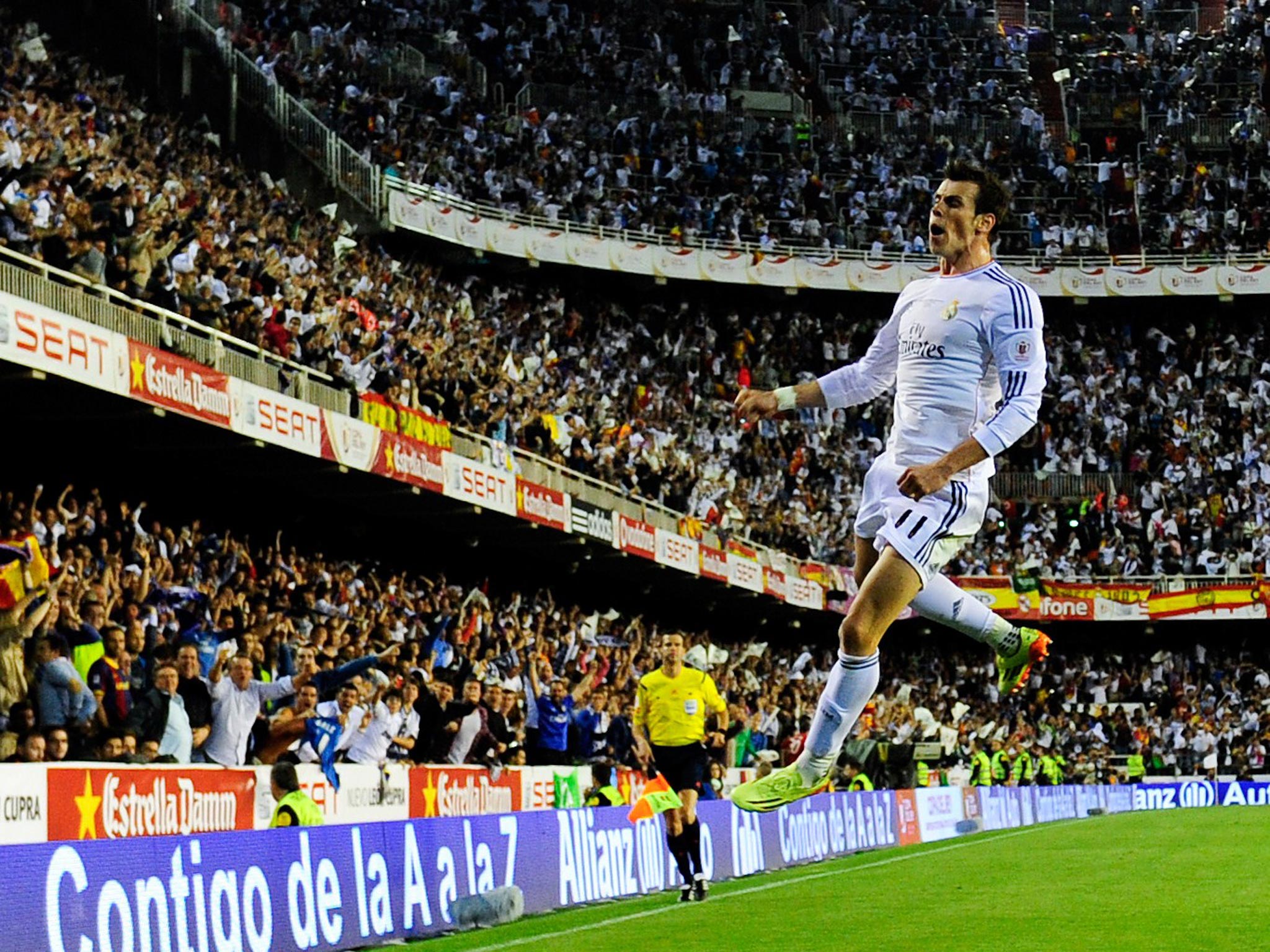 Gareth Bale celebrates scoring the winning goal for Real Madrid int he 2-1 Copa del Rey final victory over Barcelona