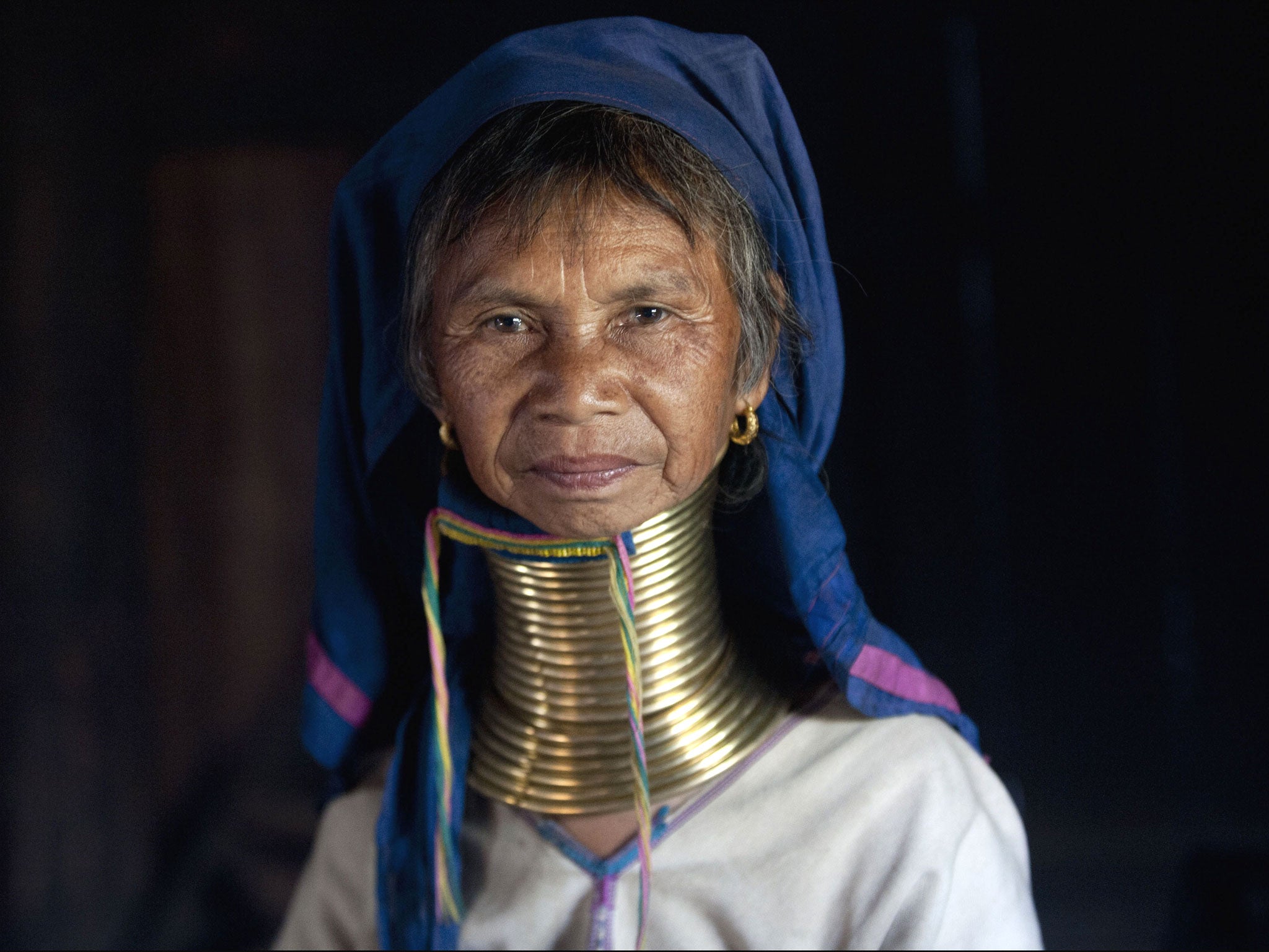 Women of the Kayan tribes identify themselves by their forms of dress. Women of the Kayan Lahwi tribe are well known for wearing neck rings, brass coils that are placed around the neck, appearing to lengthen it. The women wearing these coils are known as