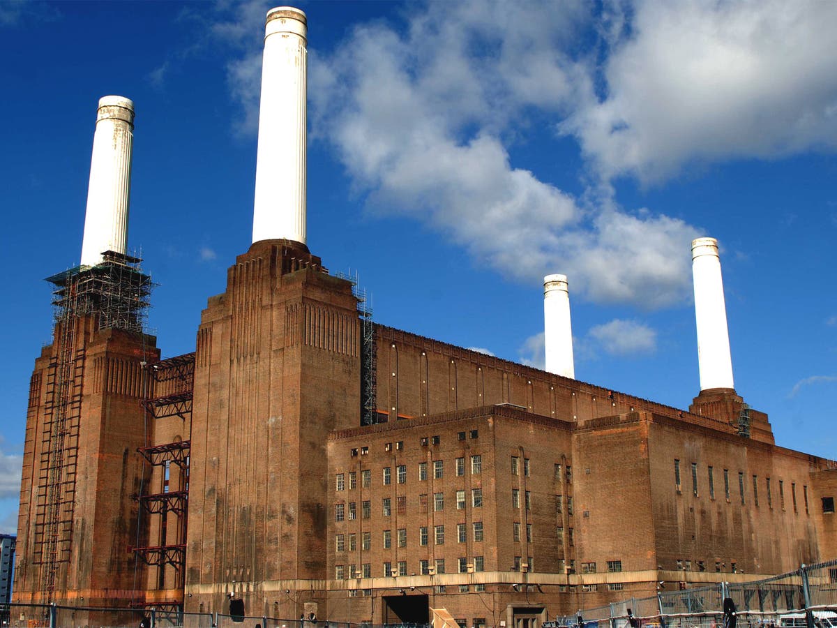 Фабрика на английском языке. Электростанция Баттерси в Лондоне. Электростанция Баттерси Pink Floyd. Лондонская электростанция Баттерси Пинк Флойд. Здание Баттерси в Лондоне.