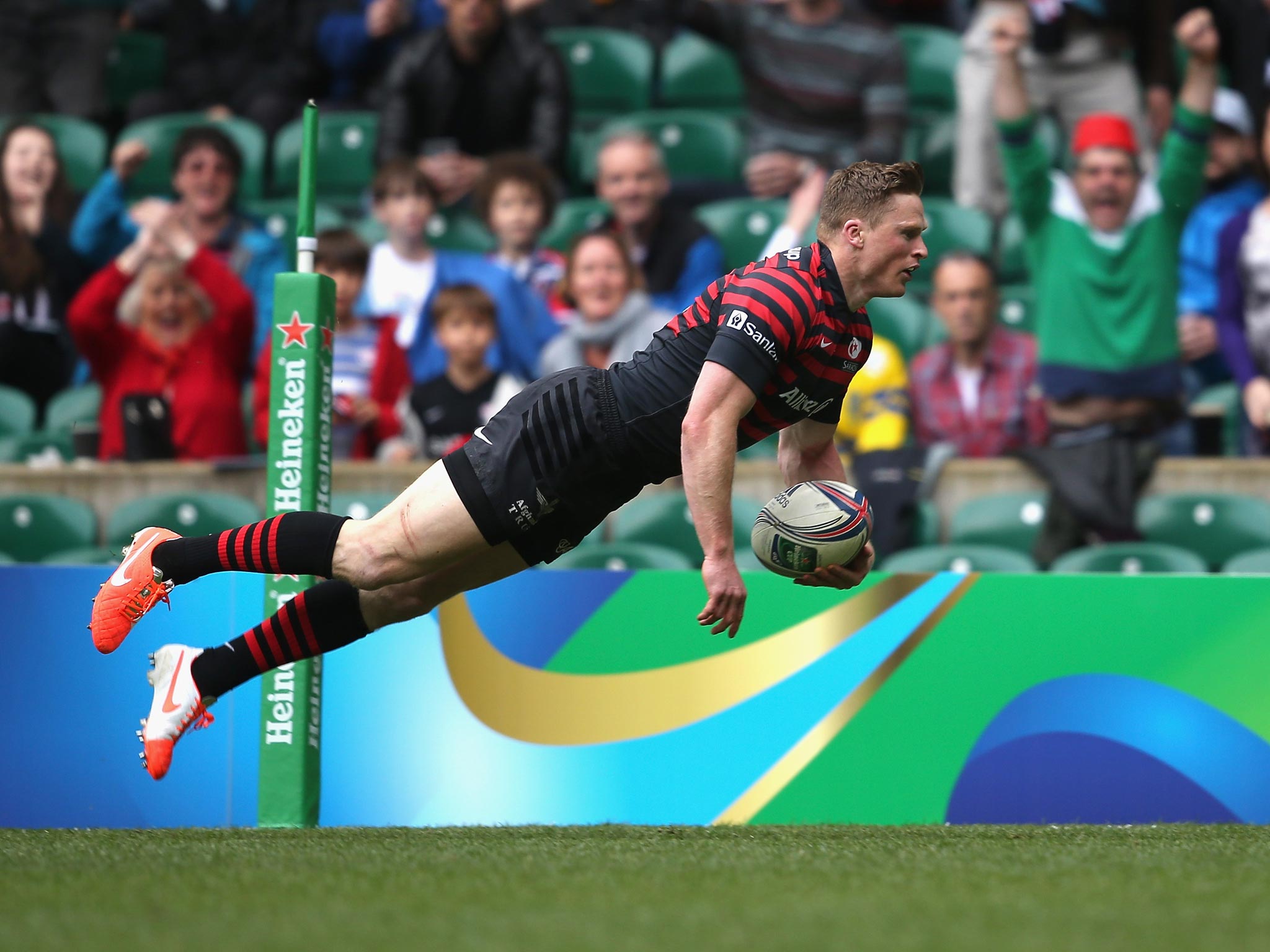 Chris Ashton scores for Saracens in the 46-6 win over Clermont Auvergne