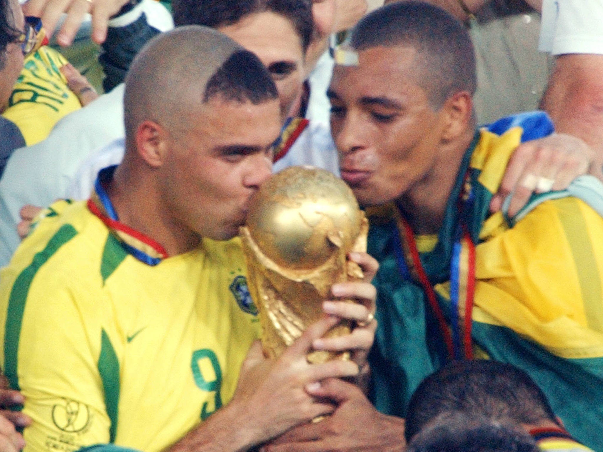 Gilberto Silva pictured alongside Ronaldo after winning the 2002 World Cup