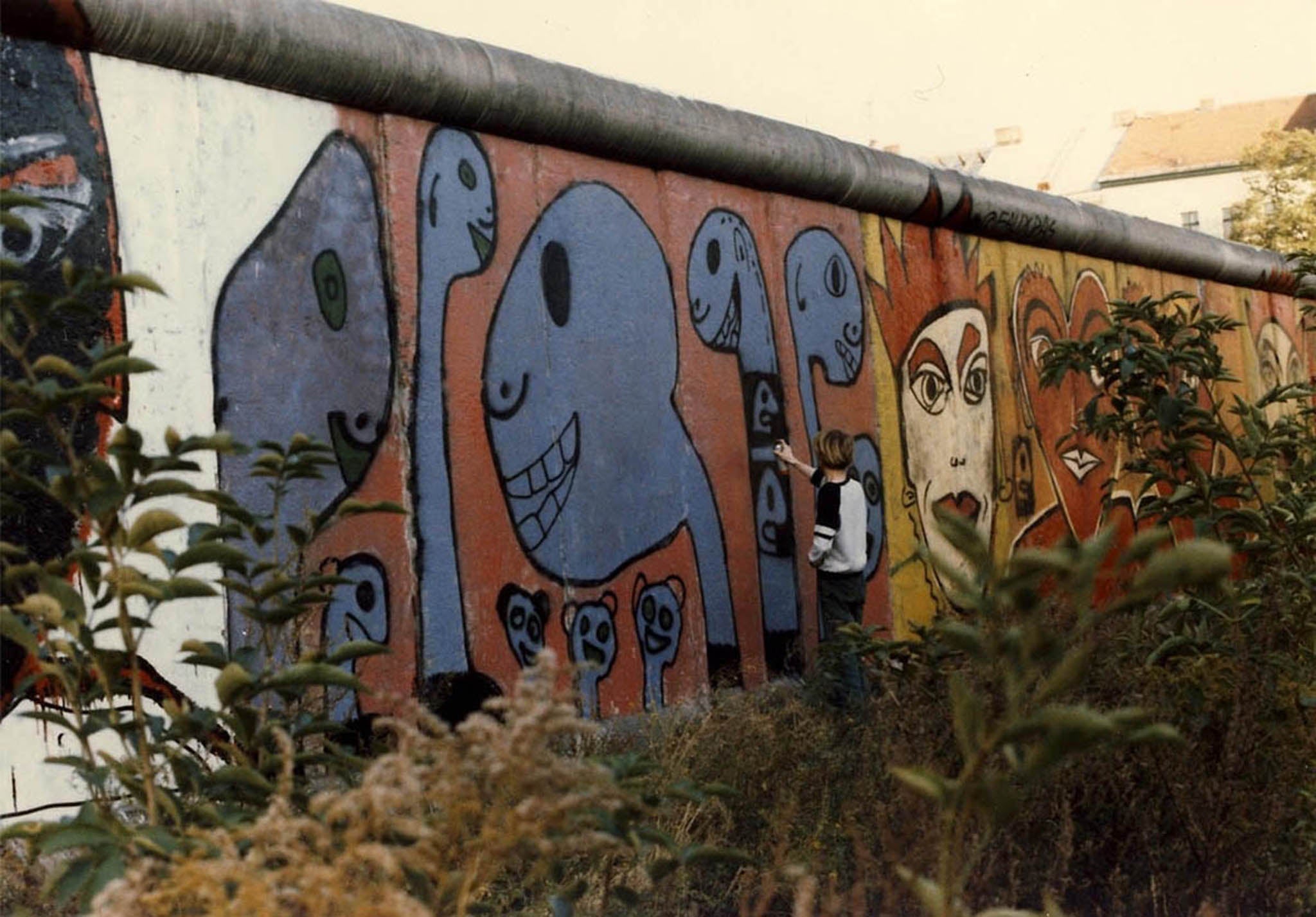 Dinosaurs Noir painted as 'mutations' on the Berlin Wall