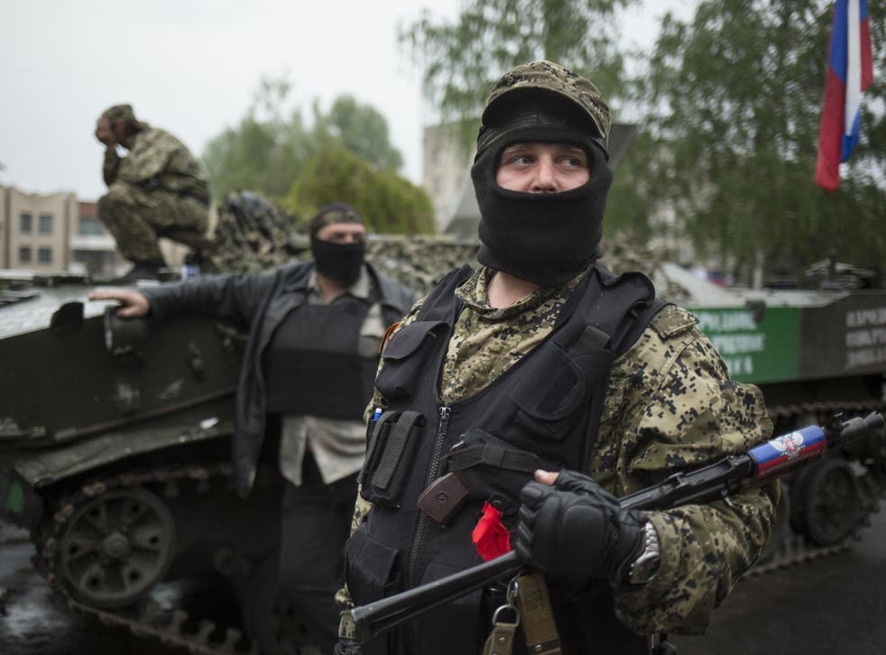 Pro-Russian gunmen guard the central square of Slovyansk, eastern Ukraine