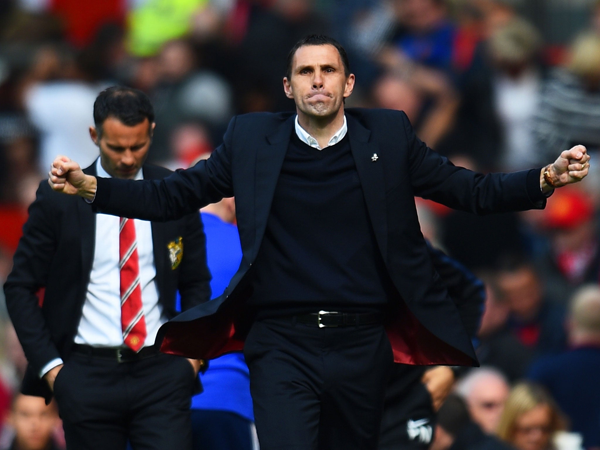 Sunderland manager Gus Poyet celebrates in front of a downcast Ryan Giggs
