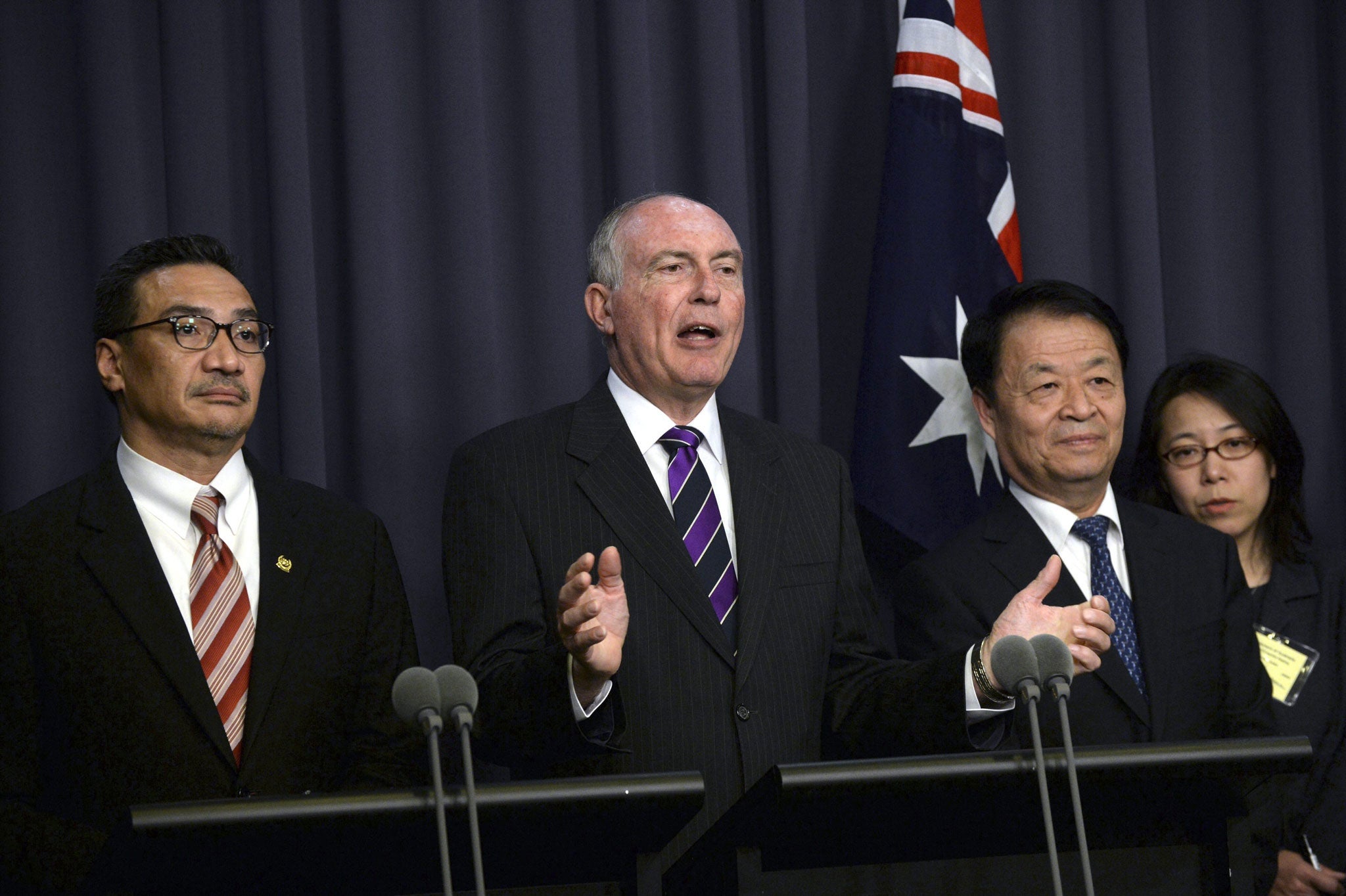 Australian transport minister Warren Truss (C) during a press conference with Malaysian acting transport minister Hishamuddin Hussein (L) and China's transport minister Yang Chuantang (2-R) in Canberra, Australia, 5 May 2014