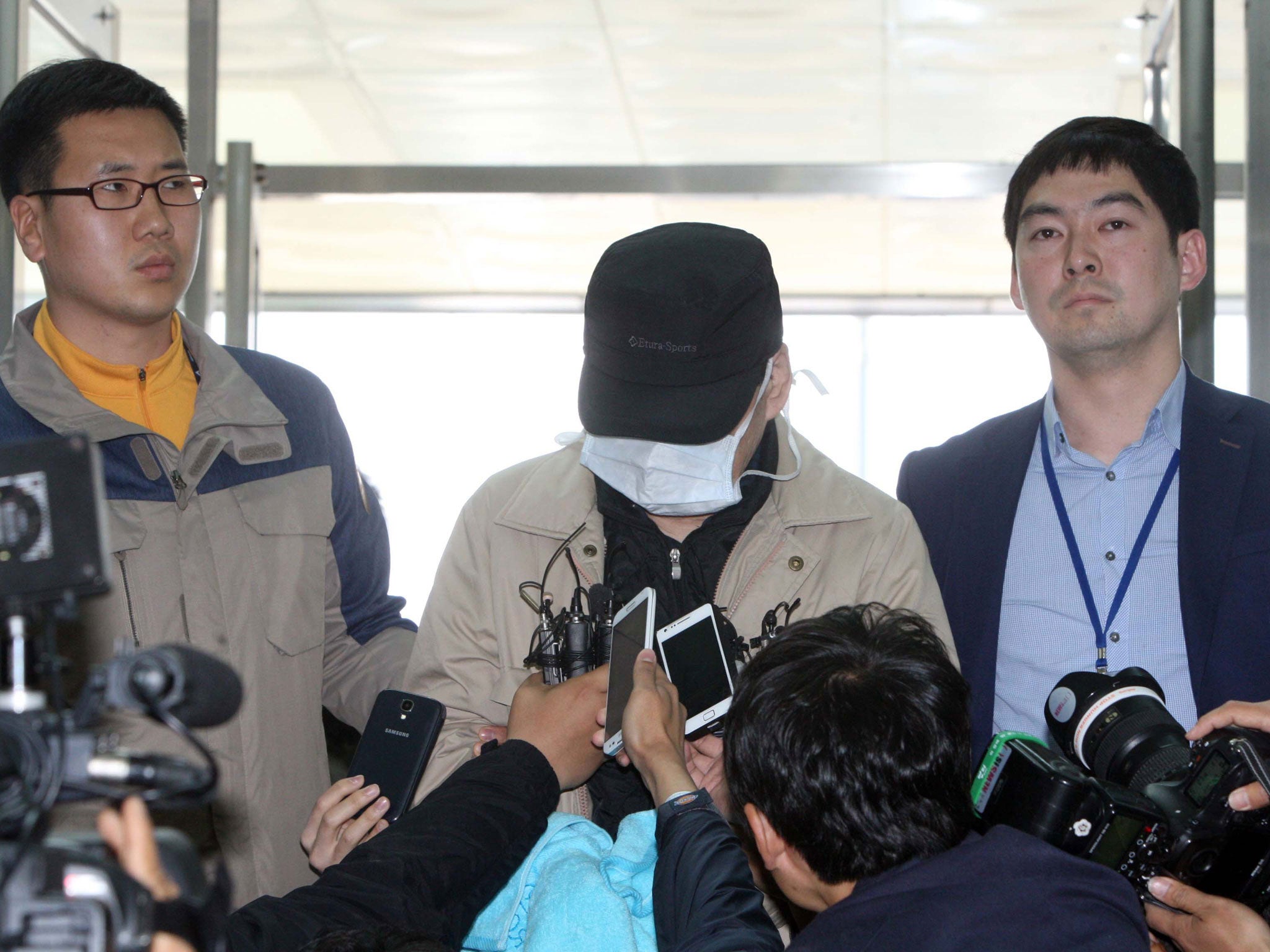 Kim Han-sik (C), the chief executive of Chonghaejin Marine, the maritime company that owns the South Korean ferry Sewol