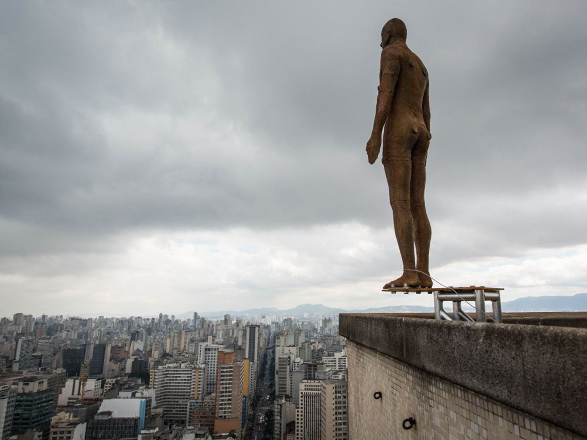 Человек стоит над городом. Энтони Гормли скульптуры. Энтони Гормли Горизонт событий. Статуя в Сан Пауло. Энтони Гормли поле.