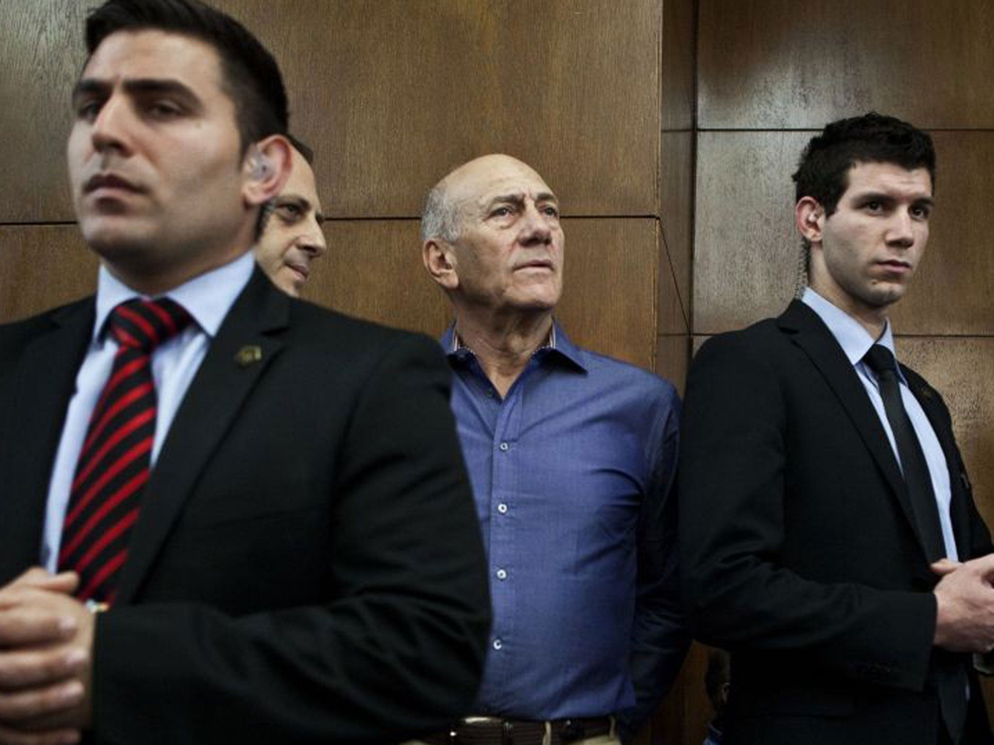 Former Israeli Prime Minister Ehud Olmert (2nd R) waits to hear his verdict at the Tel Aviv District Court in this March 31, 2014 file photo. Ex-Prime Minister Olmert was sentenced to six years' imprisonment on May 13, 2014 for taking bribes, in a corrupt