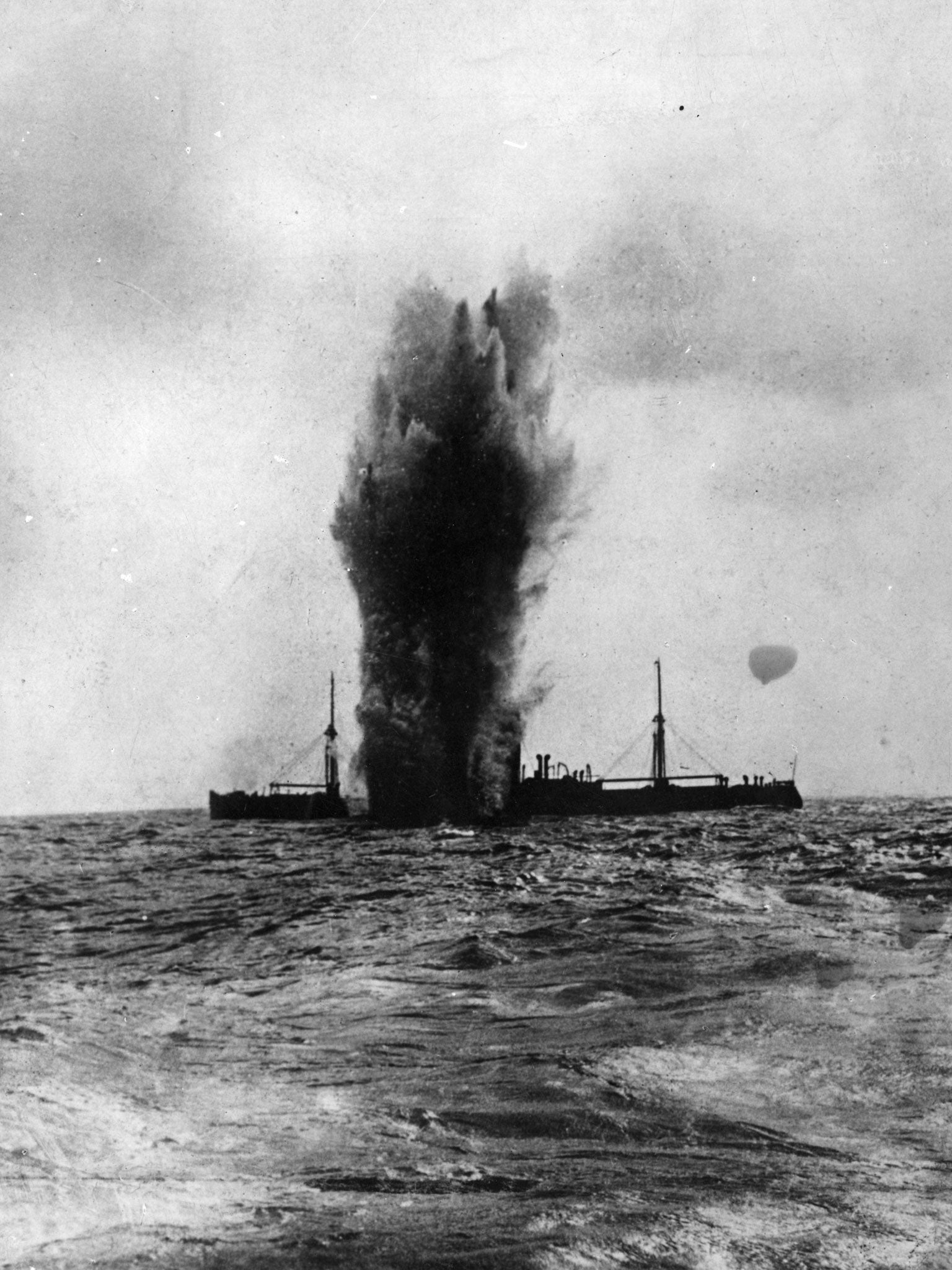 A steamer hit by a torpedo during the First World War