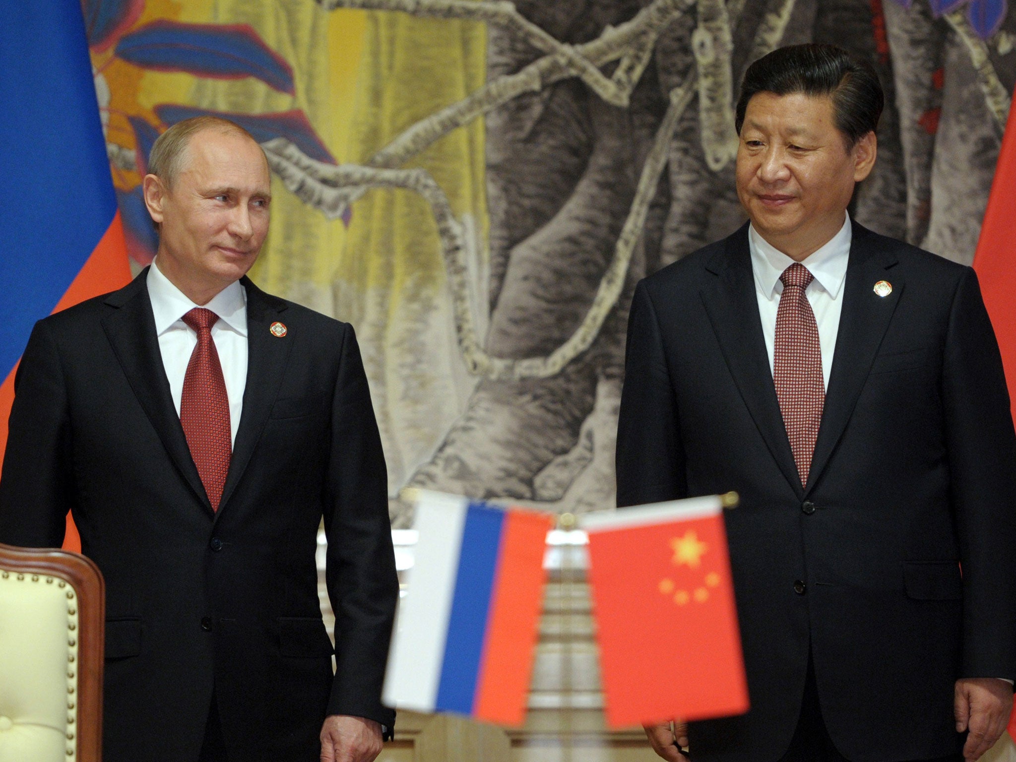 China's President Xi Jinping (R) and Russia's President Vladimir Putin attend an agreement signing ceremony in Shanghai on May 21, 2014