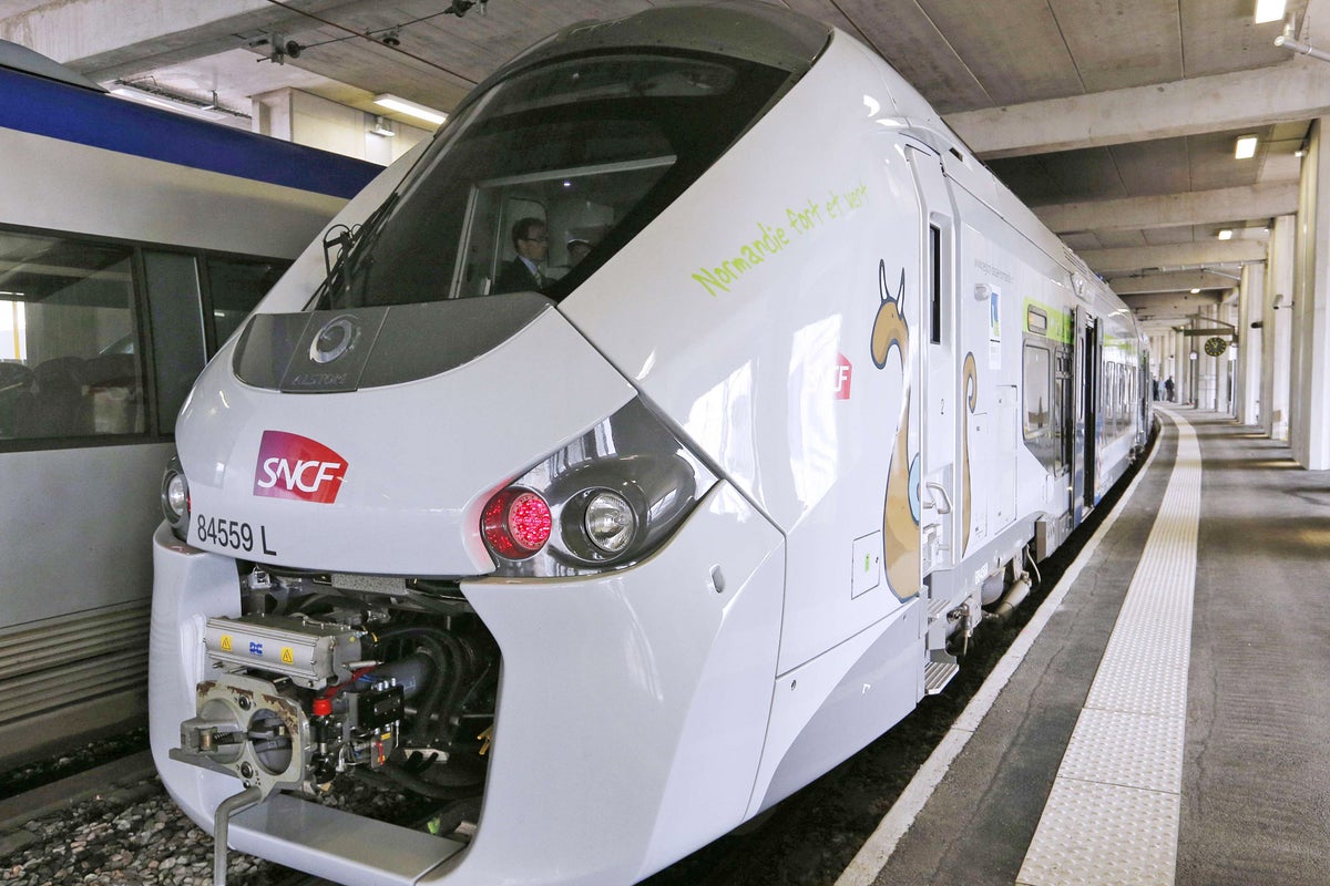 Mind le gap! France spends $15 billion on trains that are too fat for ...