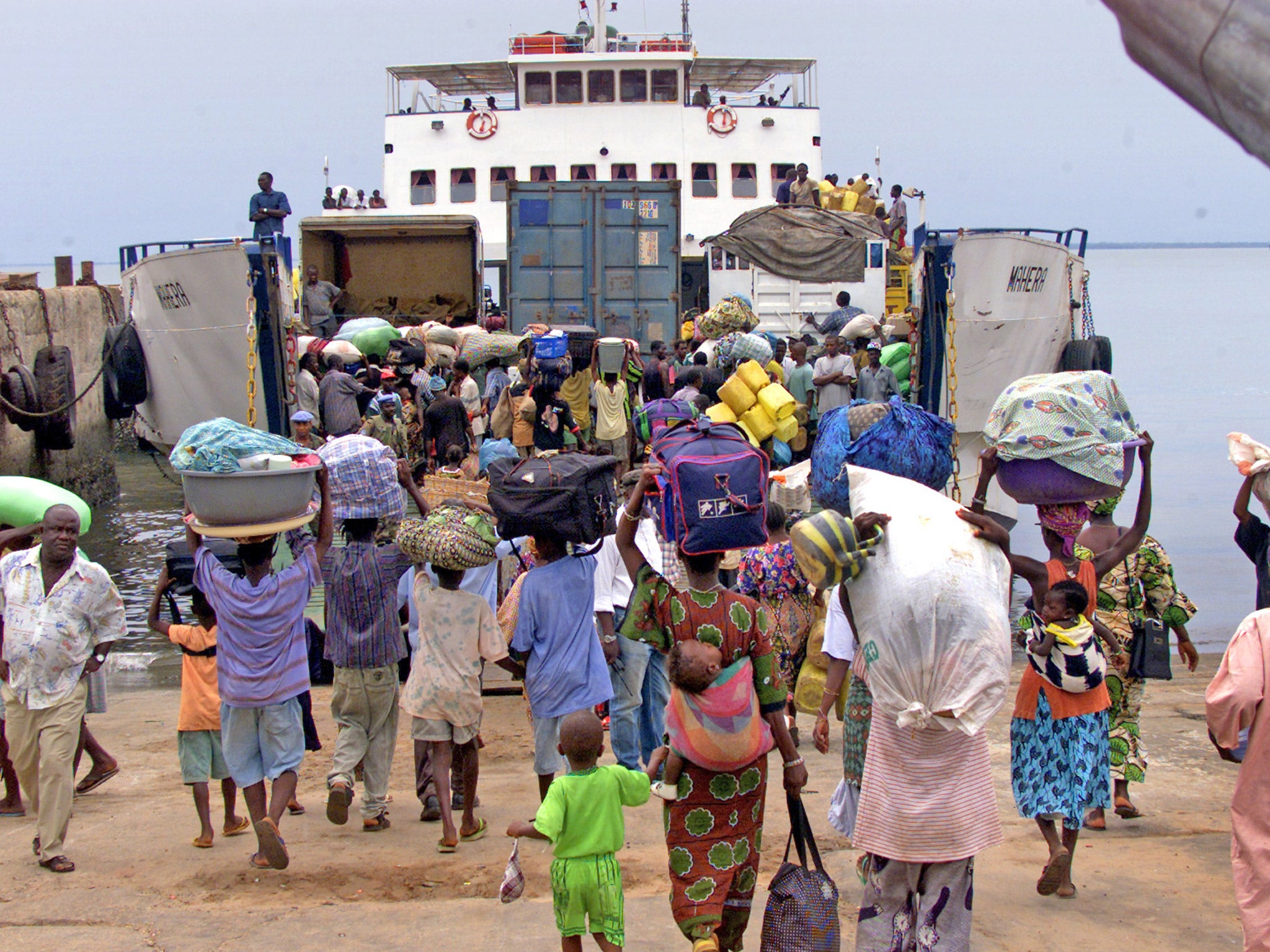 Sierra Leoneans escape the conflict