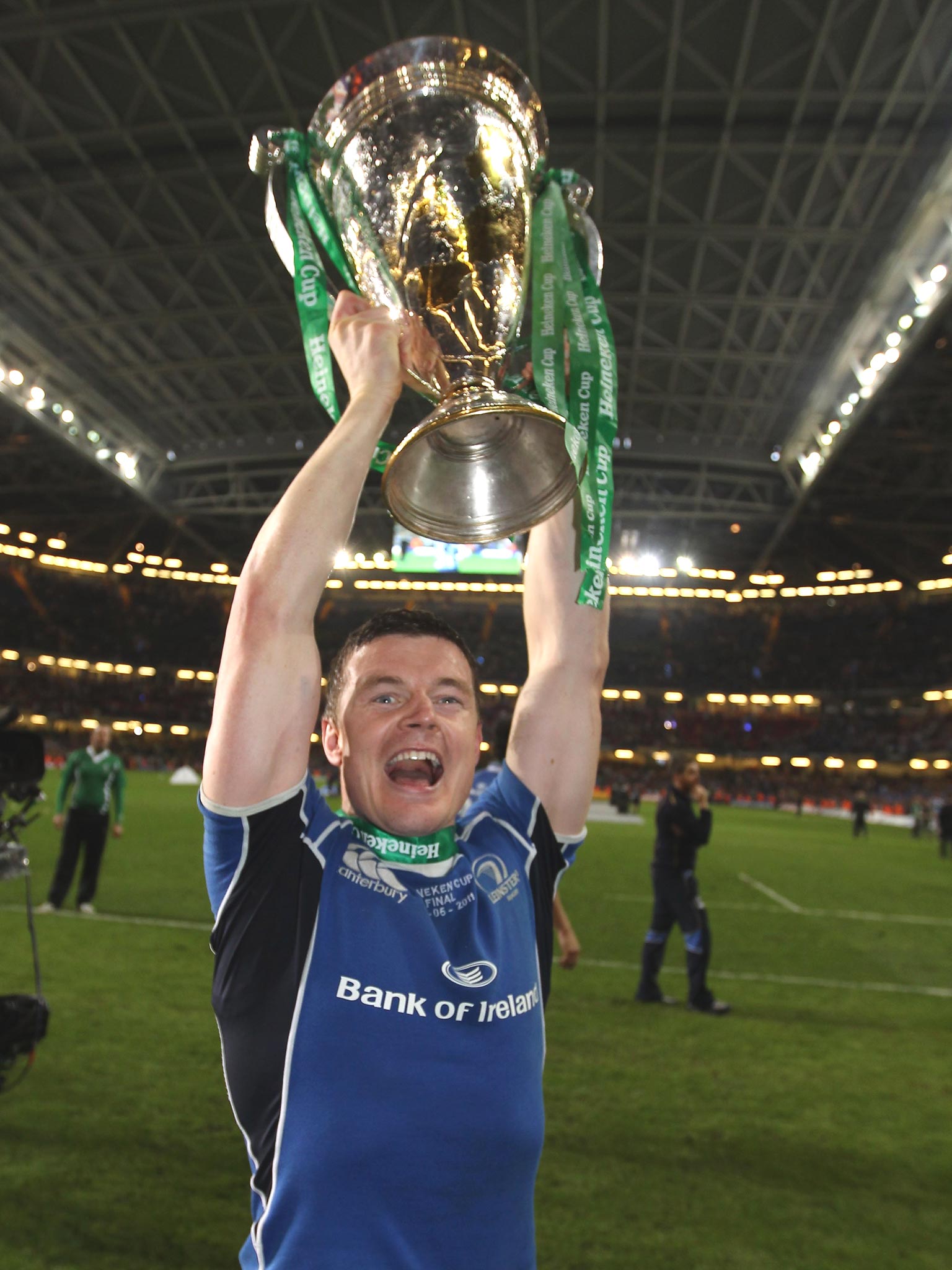 Leinster’s Brian O’Driscoll lifts the trophy in 2011